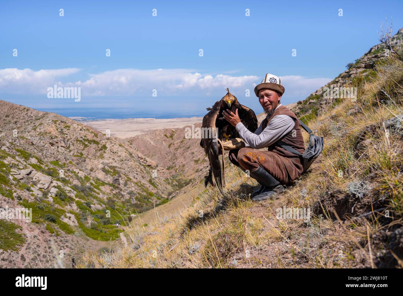 Chasseur traditionnel d'aigle kirghize avec aigle dans les montagnes, près de Kysyl-Suu, Kirghizistan Banque D'Images