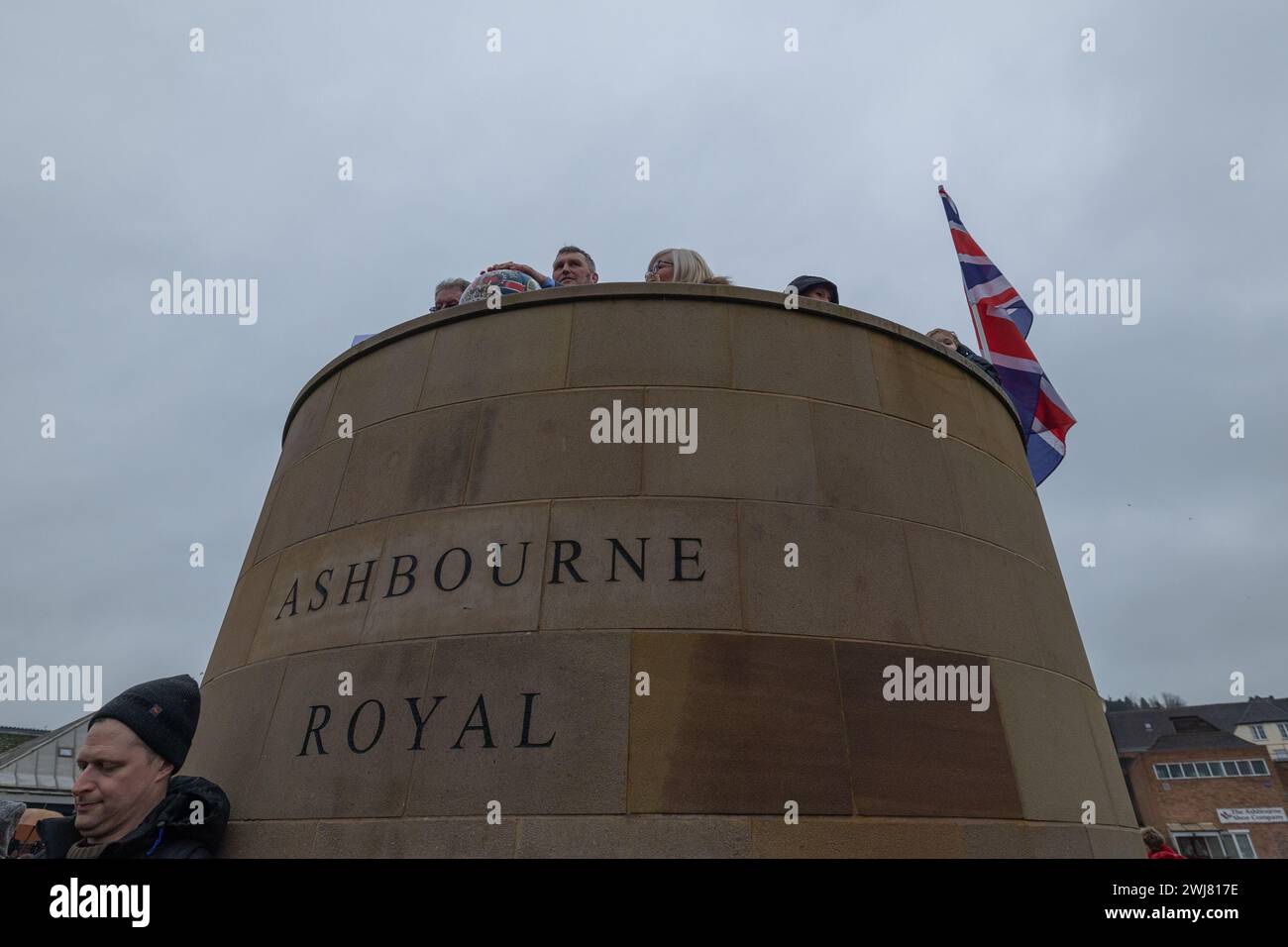 Ashbourne, Royaume-Uni. 13 février 2024. Premier jour du match de football annuel de Shrovetide dans le village d'Ashbourne dans le Derbyshire. Le jeu est joué par deux sections de la ville, les Up’ards et les Down’ards. Les équipes dépendent de quel côté du ruisseau Henmore un joueur est né. Le match se joue sur deux jours, Shrove Tuesday et Ash Wednesday, avec deux périodes de huit heures avec les buts à trois milles d'écart. Il n'y a pas de limite au nombre de joueurs et très peu de règles s'appliquent. Penelope Barritt/Alamy Live News Banque D'Images