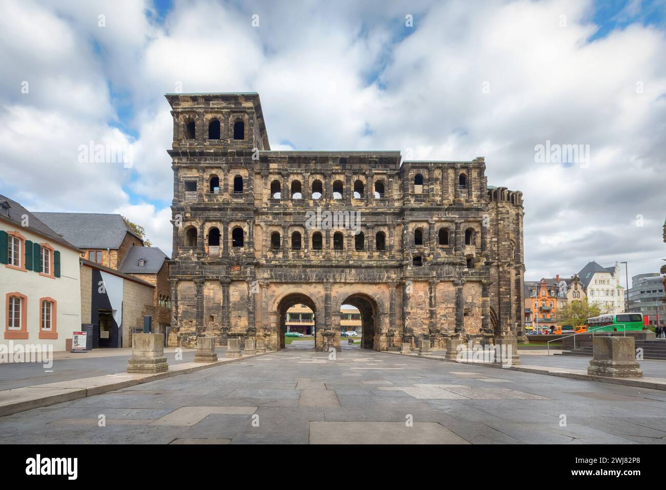Trèves, Allemagne. Vue de Porta Nigra - Grande porte romaine de la ville datant de 180 AD avec des tours faites de dalles de pierre lourdes Banque D'Images