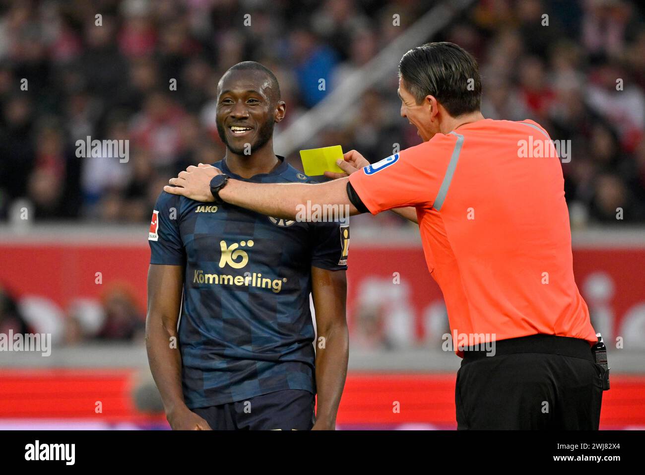 L'arbitre Deniz Aytekin montre Joshua Guilavogui 1. FSV Mainz 05 (23) carton jaune, jaune, avertissement, à la fois rire, geste, humour, MHPArena, MHP Arena Banque D'Images