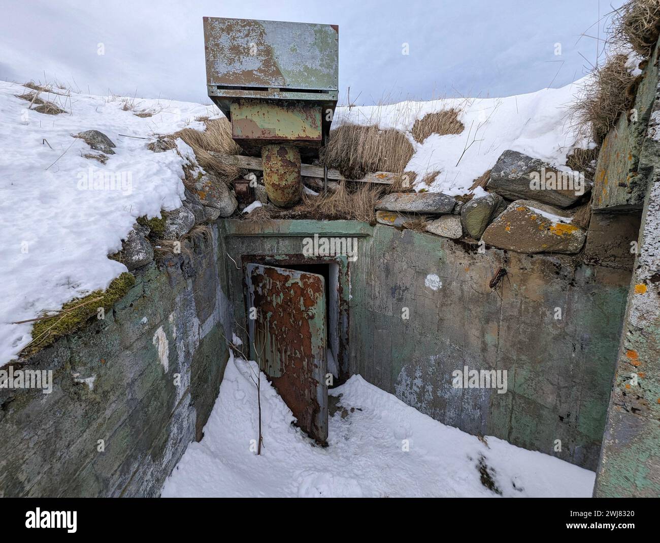 Skrolsvik, fort construit par la Wehrmacht allemande nazie 1941, maintenant ruines, musée et lieu perdu, Senja, Norvège. Hiver avec de la neige Banque D'Images