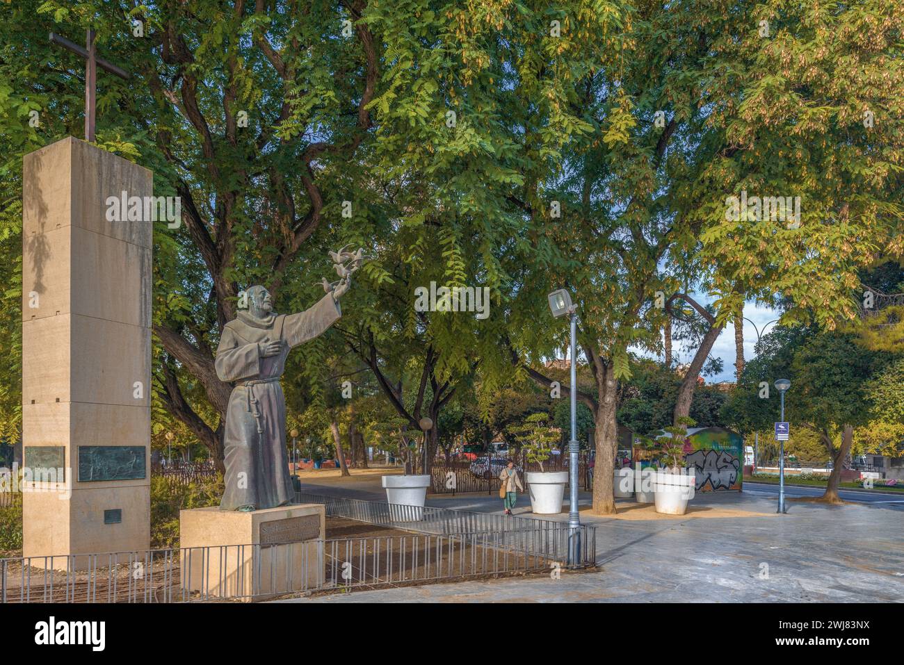 Statue sculpture monument de San Francisco de Asís par le sculpteur Manuel Mateo à l'entrée du jardin Malecon. Murcia City Park, Espagne. Banque D'Images