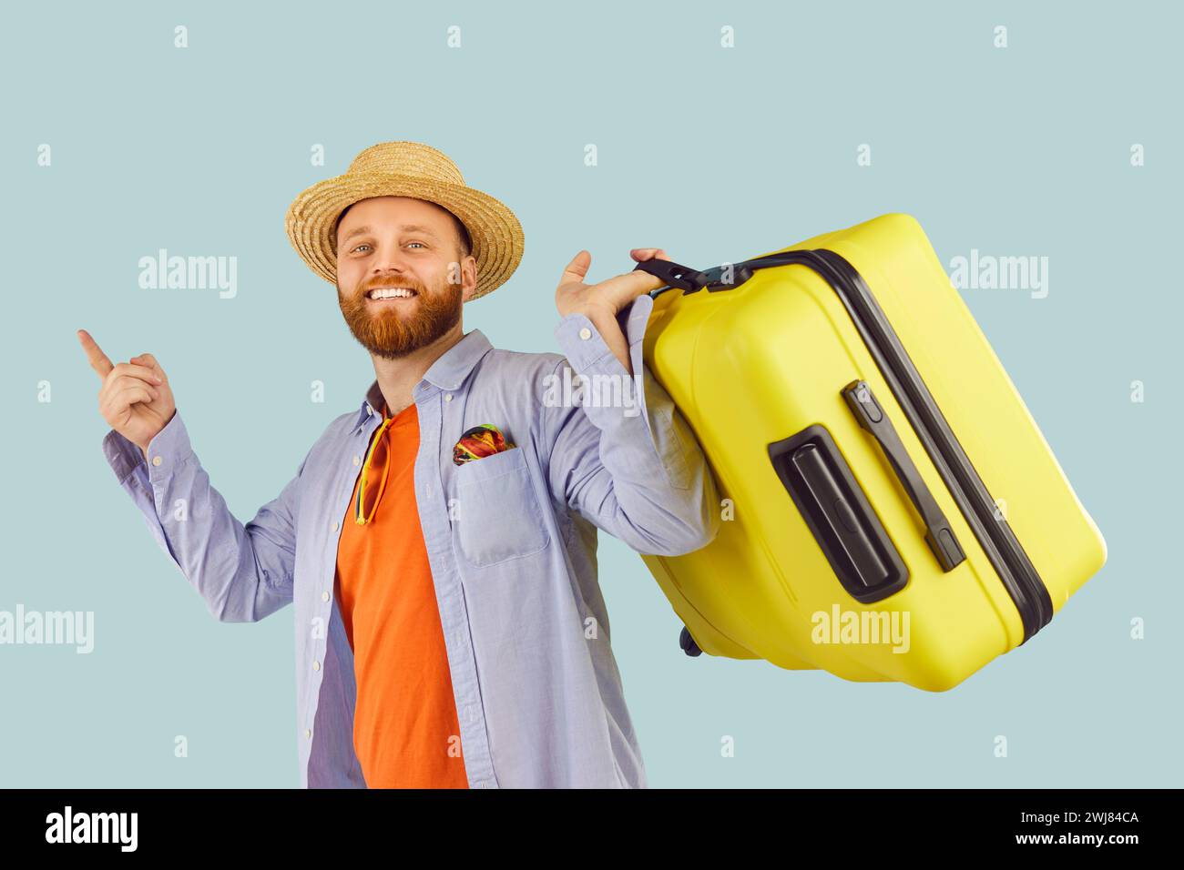 Homme souriant prêt pour des vacances d'été ou une escapade de week-end Banque D'Images