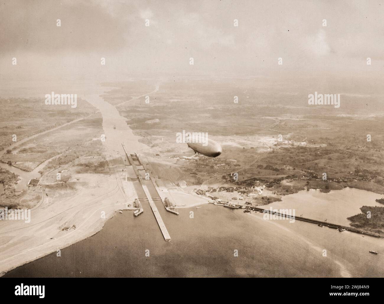 Le blimp Los Angeles au-dessus des écluses de Gatu dans la zone du canal de Panama, 1928 Banque D'Images