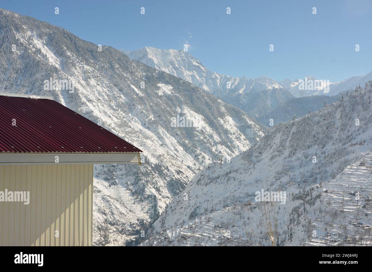 journée ensoleillée après une chute de neige abondante dans naran kaghan images Banque D'Images