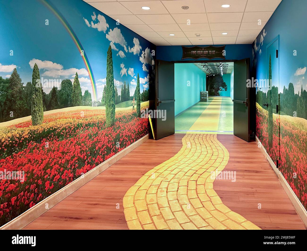 Couloir avec route de briques jaunes, arc-en-ciel et scène de fleurs à Epic Systems le 4 août 2023 à Vérone, Wisconsin, États-Unis Banque D'Images