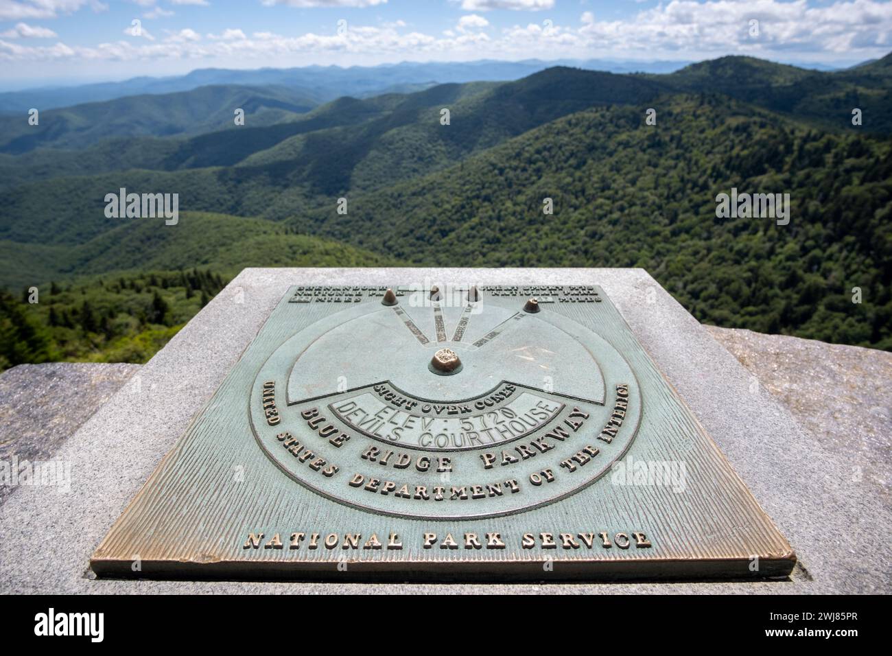 Blue Ridge Parkway, Caroline du Nord, Devils Courthouse Overlook marqueur du National Park Service avec vue sur la montagne Banque D'Images