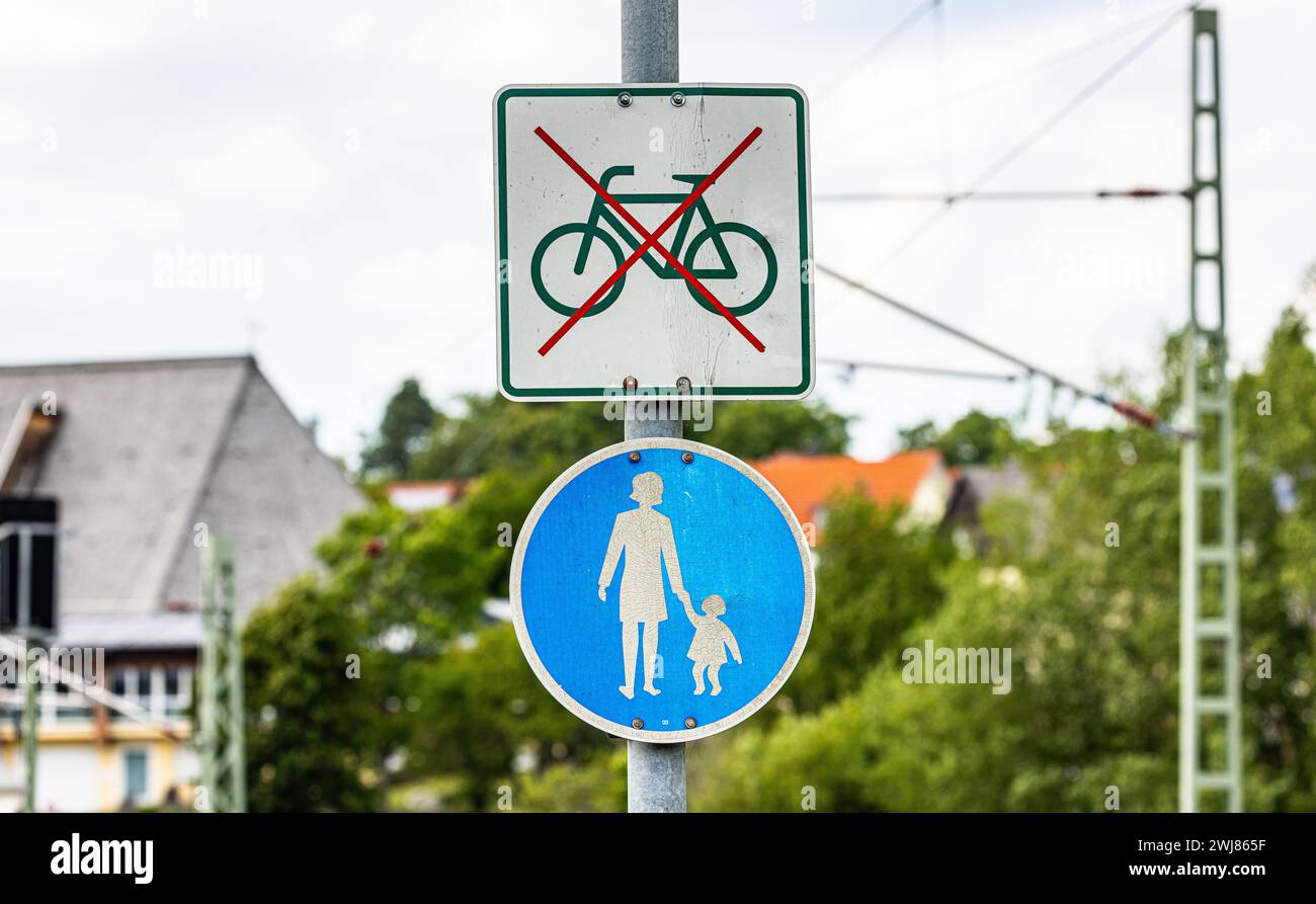 Ein Verkehrsschild besagt, dass der Weg nur für Fussgänger ist. Radfahren ist hier nicht gestattet. (Schluchsee, Deutschland, 16.07.2023) Banque D'Images