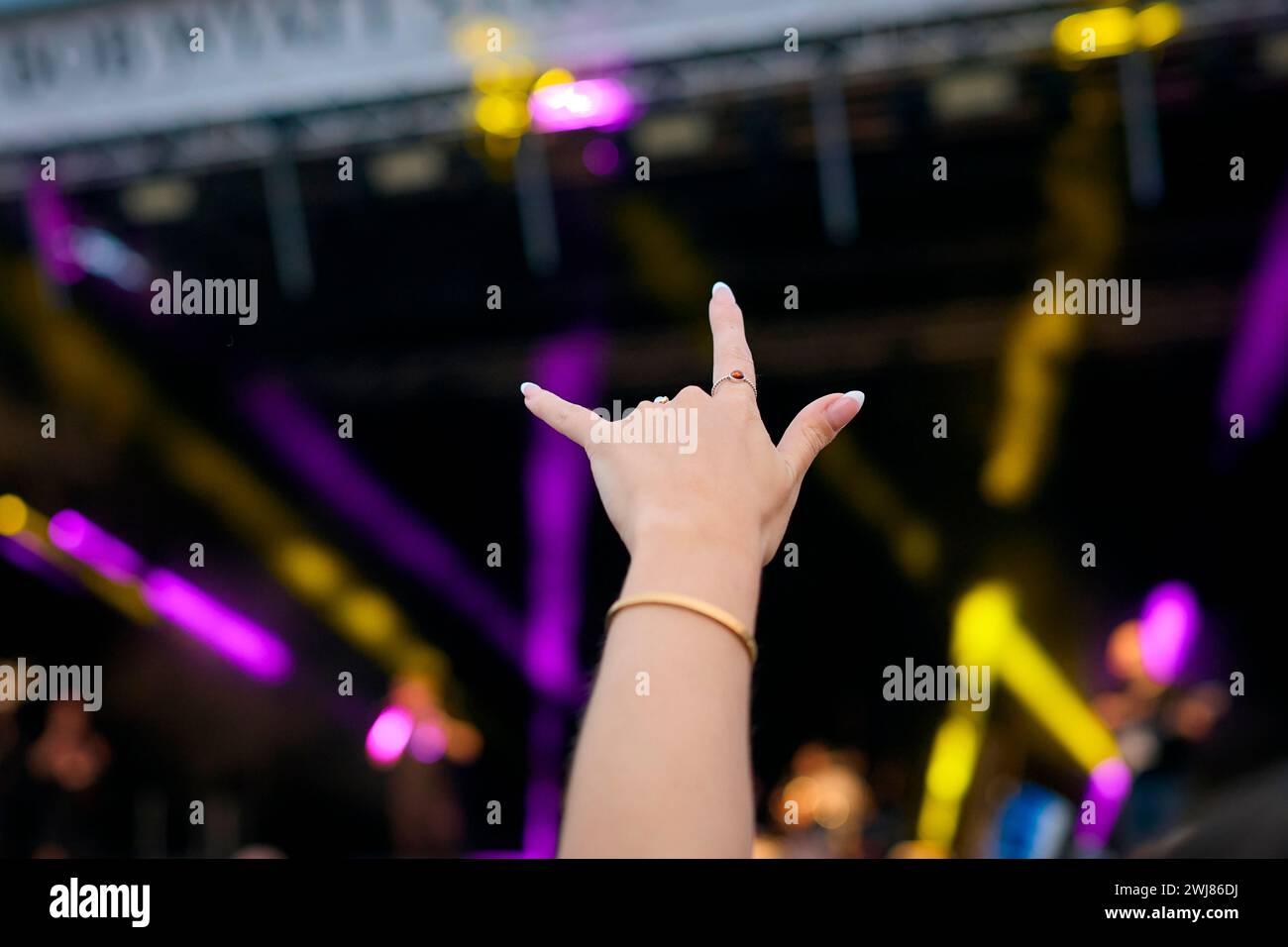 Gros plan sur le geste de la main d'une personne qui fait du rock and roll au festival de musique d'été en plein air Banque D'Images