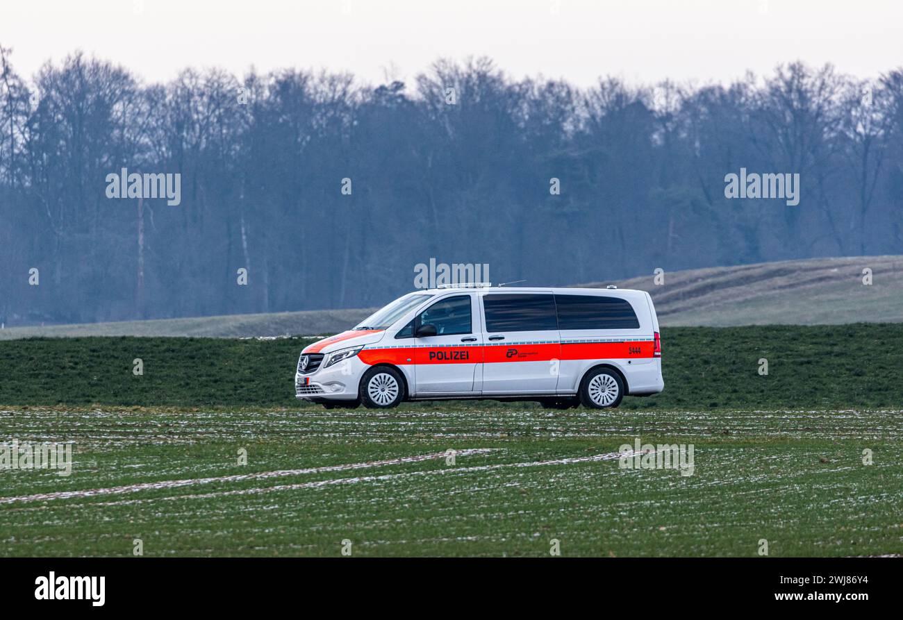 Ein Polizeifahrzeug des Kantonspolizei Zürich ist auf einer Kontrollfahrt. DAS Fahrzeug ist ein Mercedes Vito. (Zürich, Schweiz, 14.01.2024) Banque D'Images