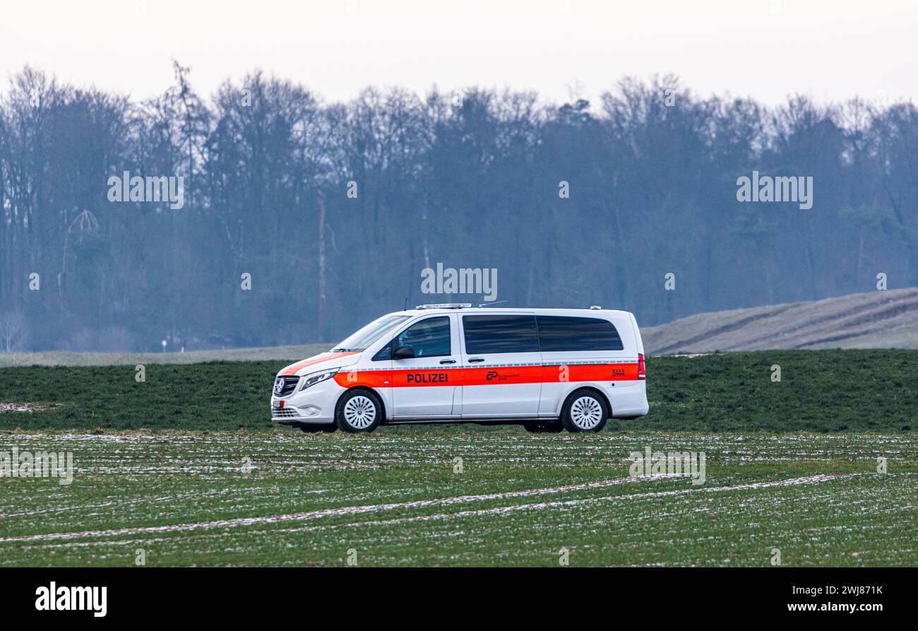 Ein Polizeifahrzeug des Kantonspolizei Zürich ist auf einer Kontrollfahrt. DAS Fahrzeug ist ein Mercedes Vito. (Zürich, Schweiz, 14.01.2024) Banque D'Images