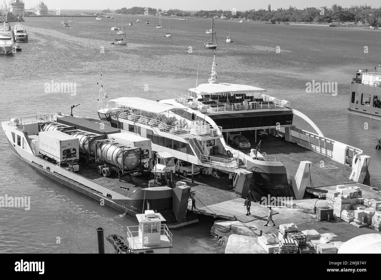 Nassau, Bahamas - 09 mars 2016: Ferry cargo dans le port de nassau Banque D'Images