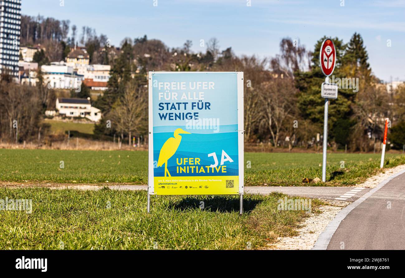 Ein Plakat wirbt für ein Ja zur Uferinitiative über welche das Zürcher Stimmvolk Anfangs März 2024 abstimmen wird. (Dachsen, Schweiz, 03.02.2024) Banque D'Images