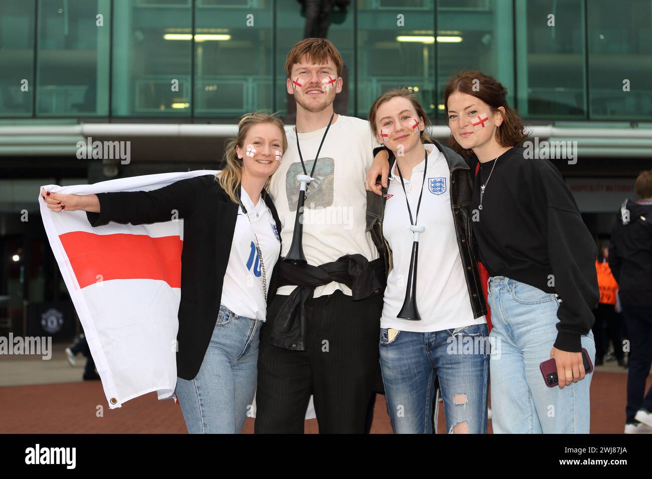 Angleterre les fans des lionnes avec le drapeau et les visages peints à l'extérieur d'Old Trafford avant l'Angleterre contre l'Autriche UEFA Womens Euro 6 juillet 2022 Old Trafford Manchester Banque D'Images