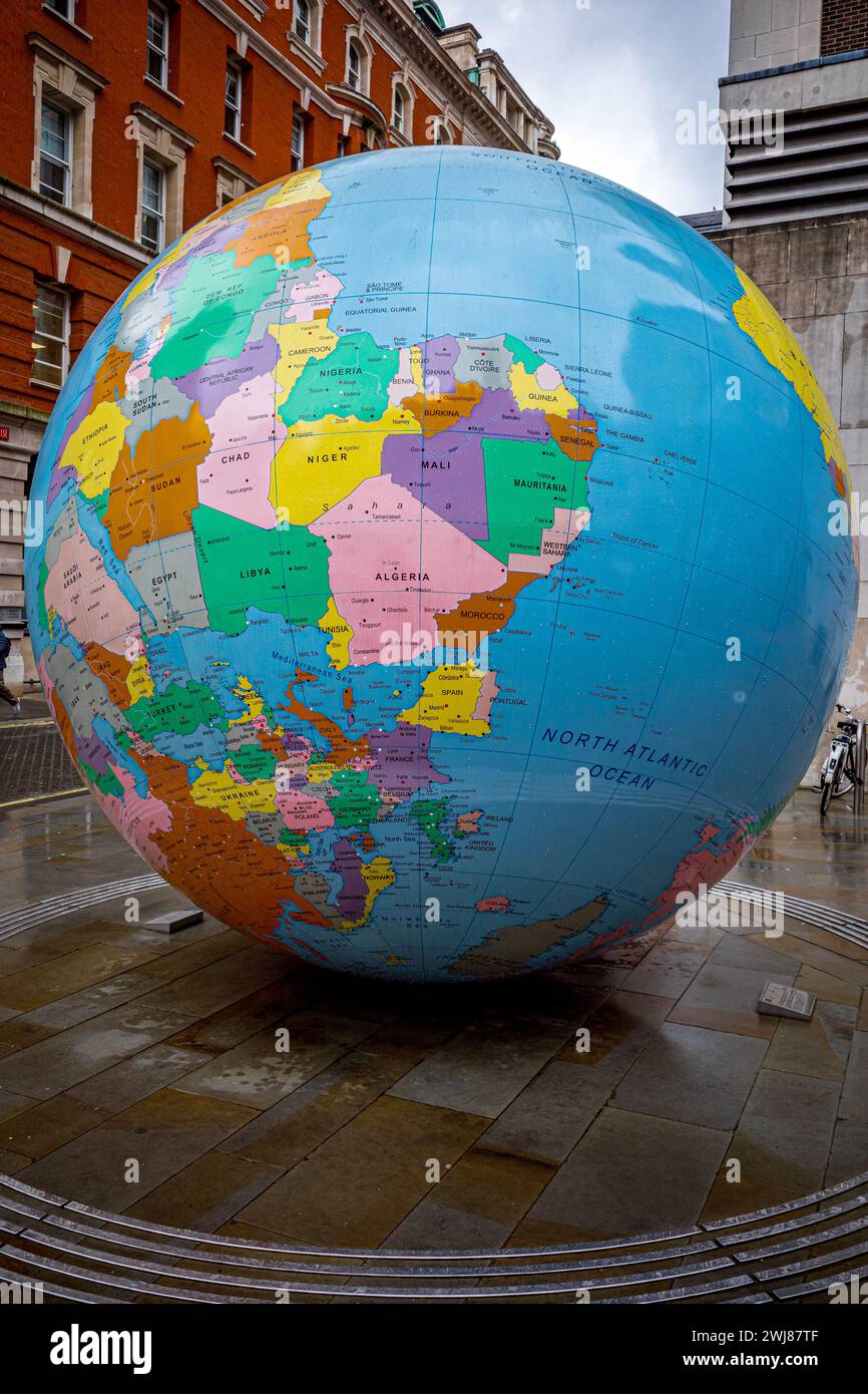 LSE Londres - Grand globe inversé au campus de la London School of Economics, dans le centre de Londres. Le monde a bouleversé la sculpture de Mark Wallinger Banque D'Images