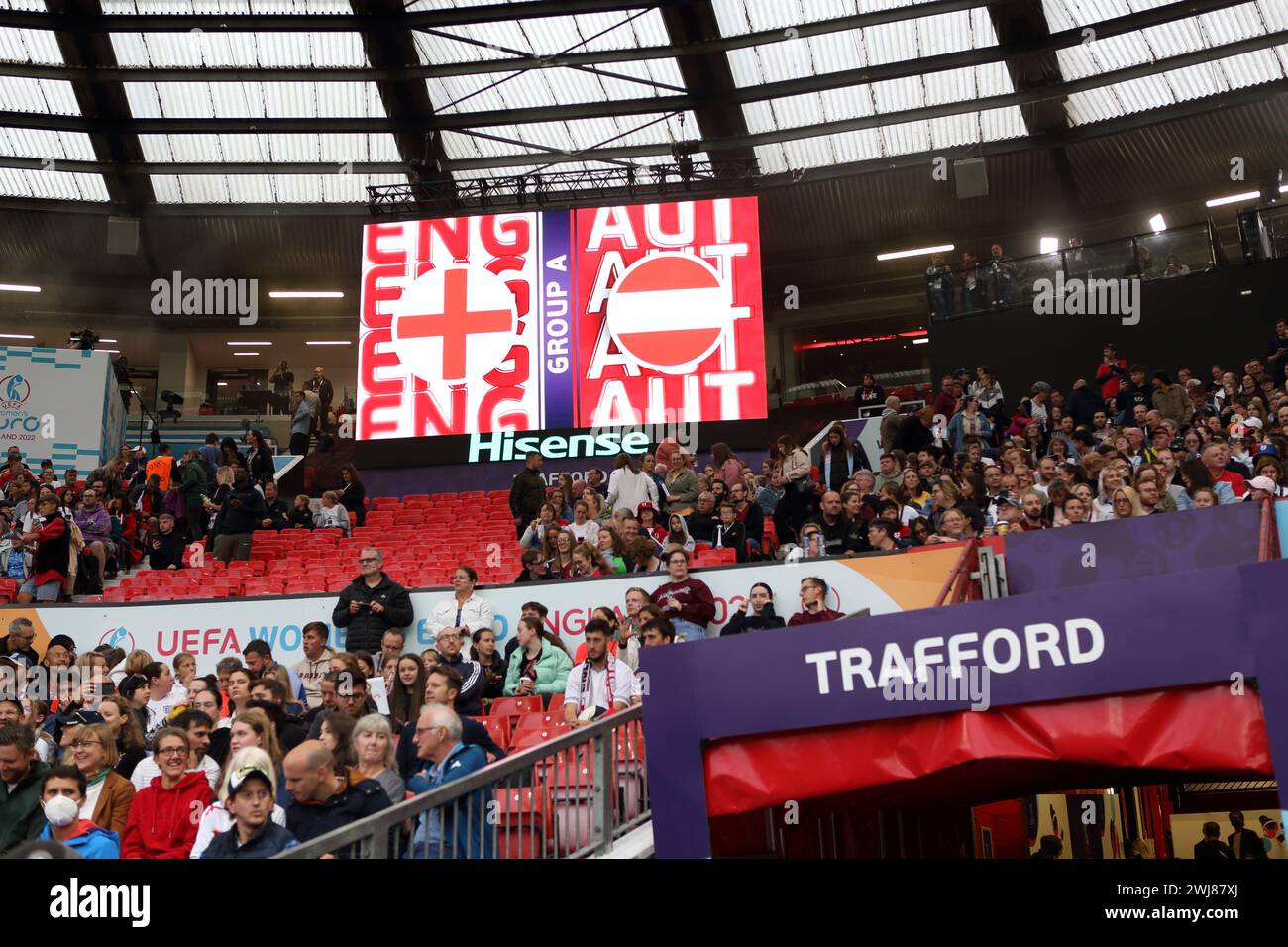 Grand écran avec drapeaux de pays Angleterre v Autriche UEFA Womens Euro 6 juillet 2022 Old Trafford Manchester Banque D'Images