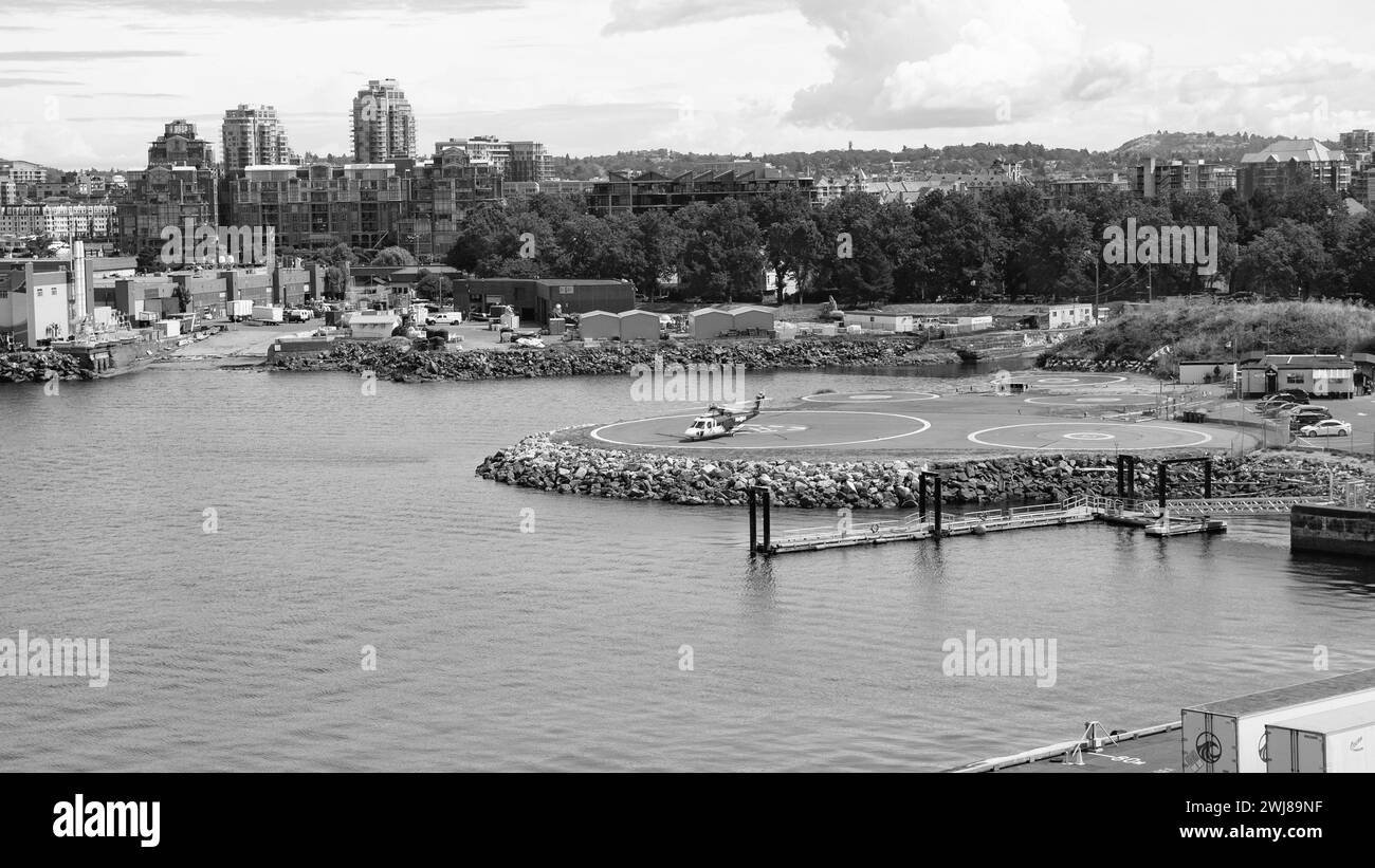 Victoria, Canada - 28 juin 2019 : hélicoptère à l'héliport dans le port maritime océanique sur le paysage urbain. Banque D'Images