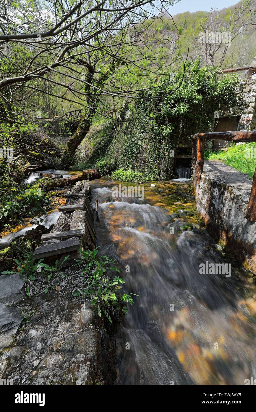 341+ débit d'eau élevé des sources de Vevcani descendant de la montagne Jablanica, puis coulant à travers le village. Vevchani-Macédoine du Nord. Banque D'Images