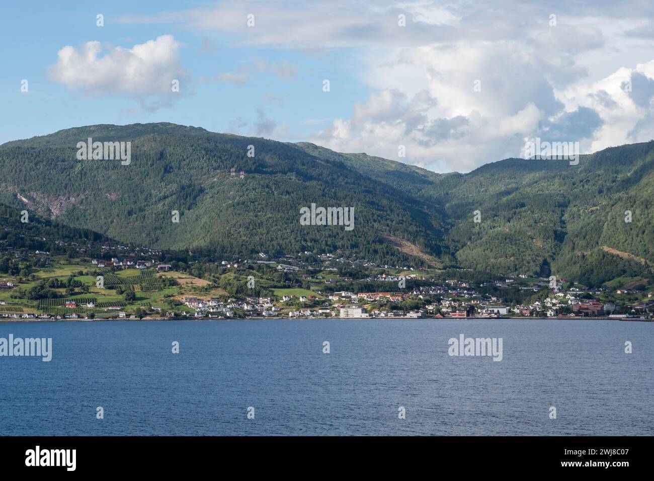 La vue comprend les villages de Leikanger, Røysane, Brundene et Hermansverk, Sognefjord, Norvège. Banque D'Images