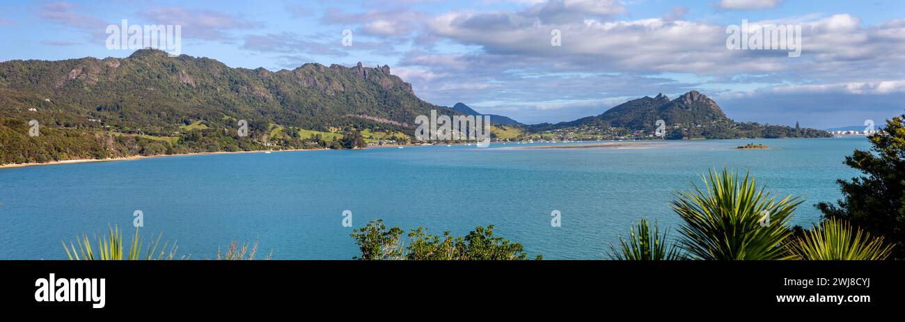 Vue panoramique de Parua Bay, te Tai Tokerau / Northland, te Ika-a-Maui / North Island, Aotearoa / Nouvelle-Zélande. Banque D'Images