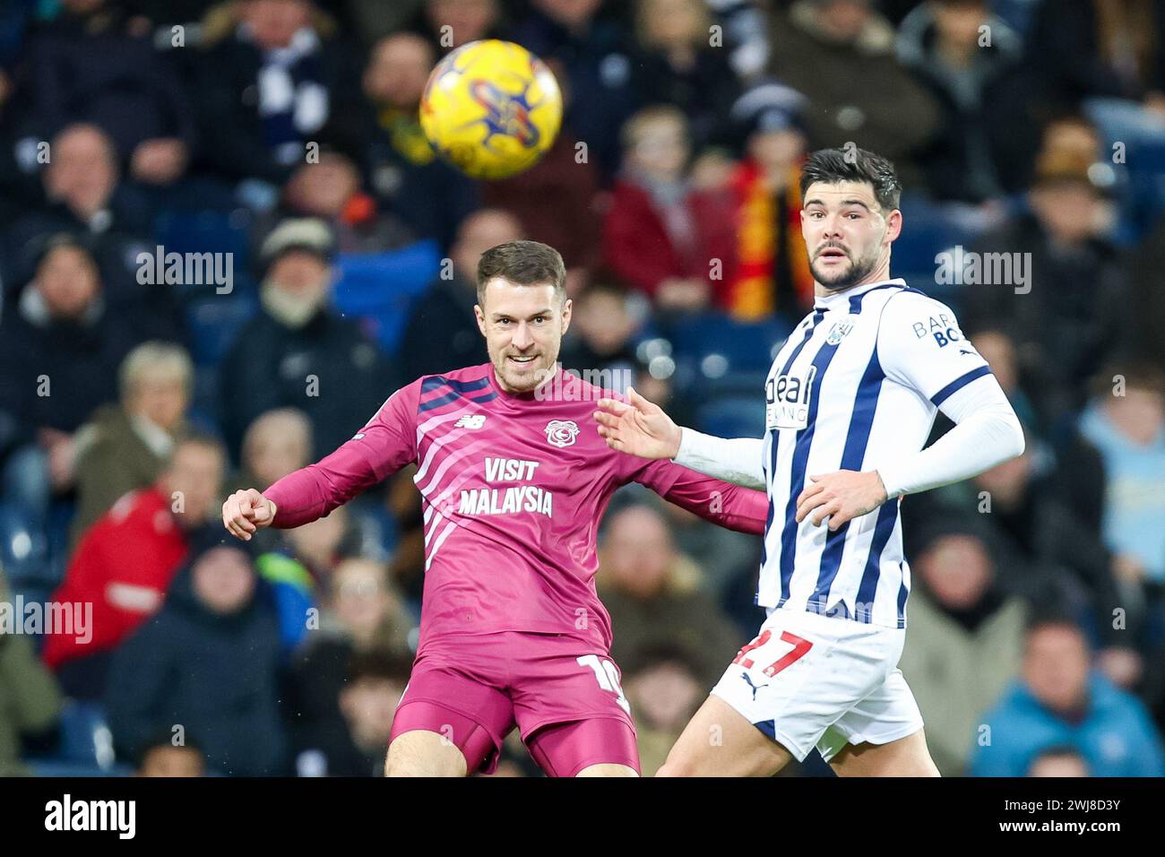 West Bromwich, Royaume-Uni. 13 février 2024. Aaron Ramsey de Cardiff passe devant Alex Mowatt de West Bromwich Albion lors de l'EFL Sky Bet Championship match entre West Bromwich Albion et Cardiff City aux Hawthorns, West Bromwich, Angleterre le 13 février 2024. Photo de Stuart Leggett. Utilisation éditoriale uniquement, licence requise pour une utilisation commerciale. Aucune utilisation dans les Paris, les jeux ou les publications d'un club/ligue/joueur. Crédit : UK Sports pics Ltd/Alamy Live News Banque D'Images