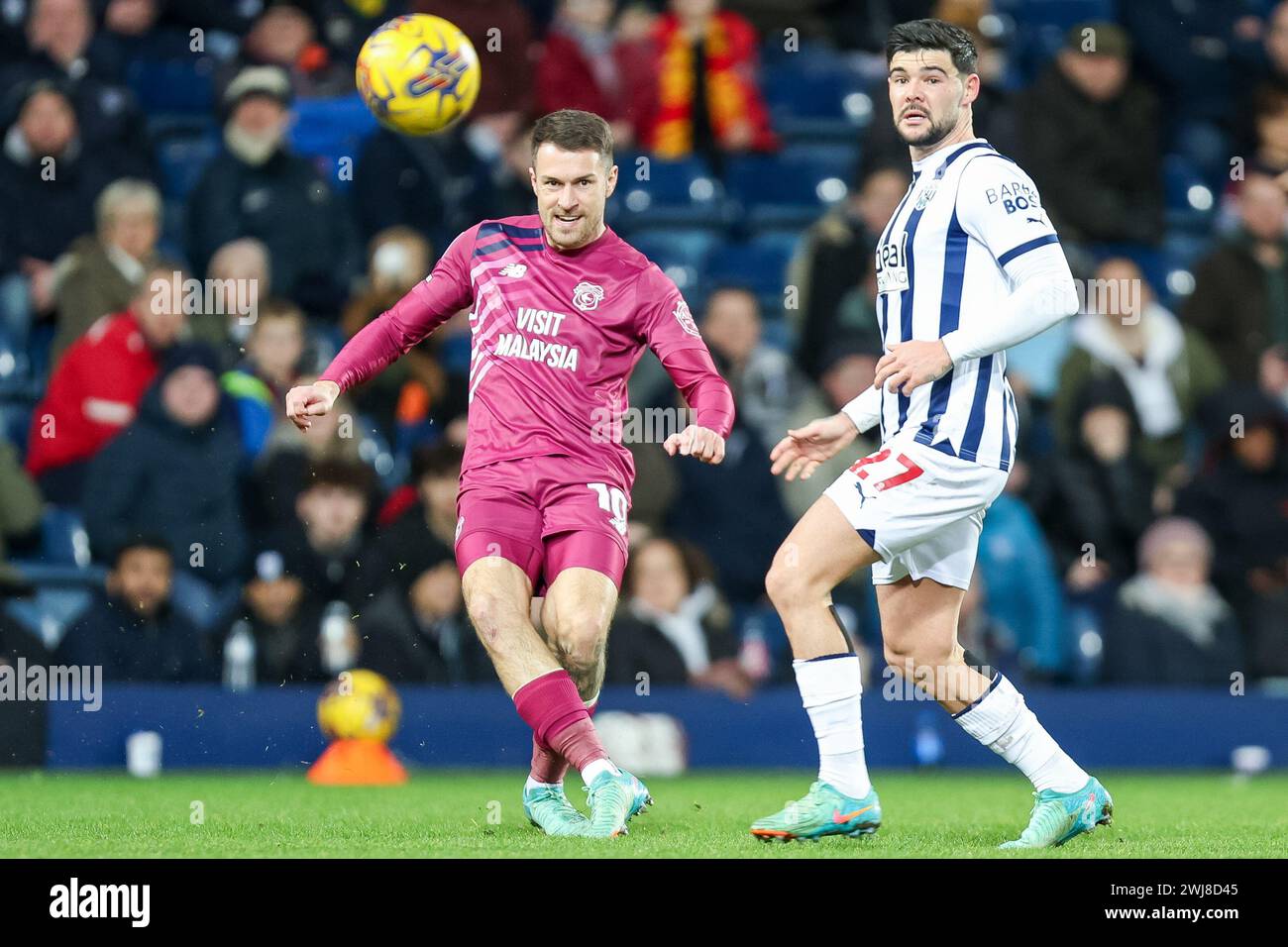 West Bromwich, Royaume-Uni. 13 février 2024. Aaron Ramsey de Cardiff passe devant Alex Mowatt de West Bromwich Albion lors de l'EFL Sky Bet Championship match entre West Bromwich Albion et Cardiff City aux Hawthorns, West Bromwich, Angleterre le 13 février 2024. Photo de Stuart Leggett. Utilisation éditoriale uniquement, licence requise pour une utilisation commerciale. Aucune utilisation dans les Paris, les jeux ou les publications d'un club/ligue/joueur. Crédit : UK Sports pics Ltd/Alamy Live News Banque D'Images