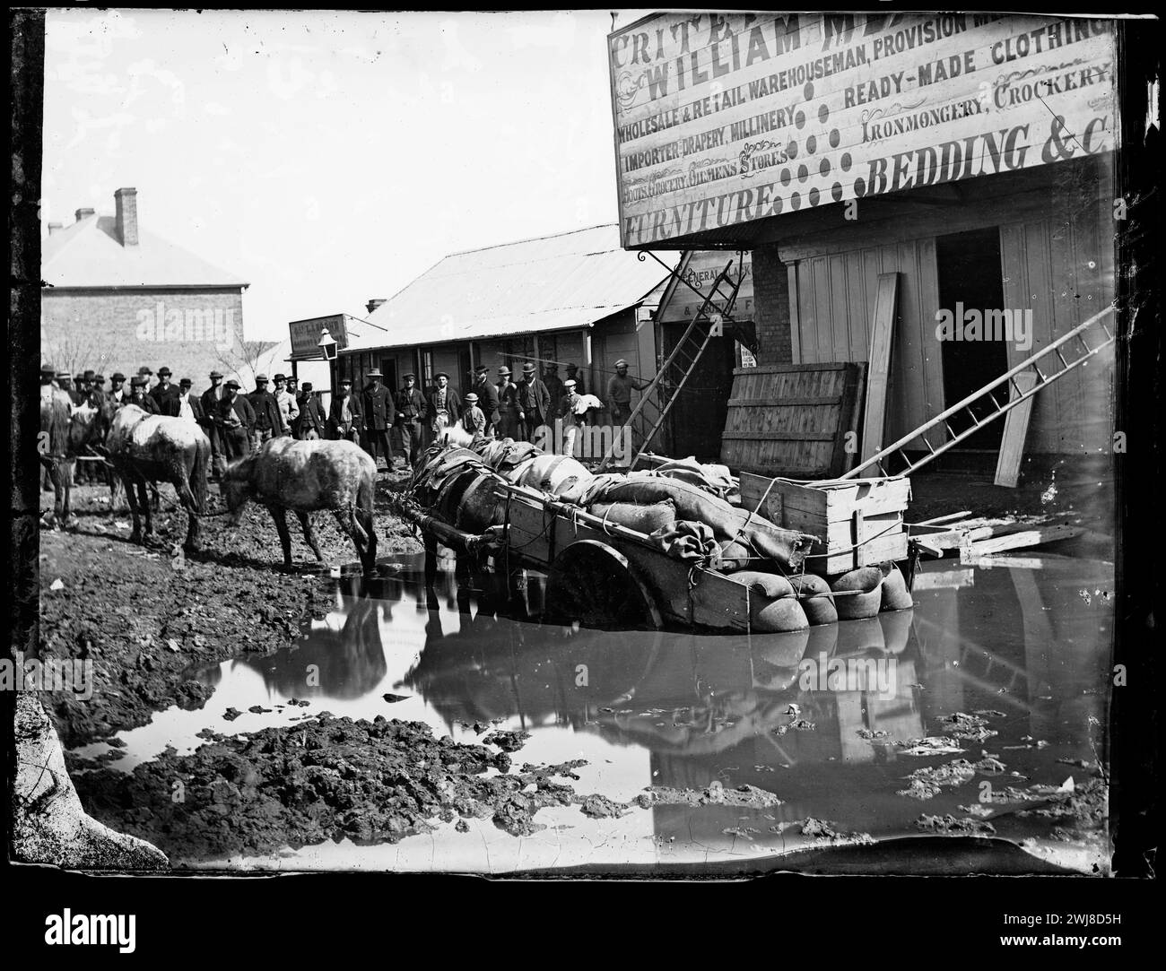 Cheval et charrette bloqués dans ce qui était autrefois une excavation d'or à l'extérieur de Meares Floded Criterion Store, Clarke Street, Hill End, Nouvelle-Galles du Sud, Australie 1872 / Banque D'Images