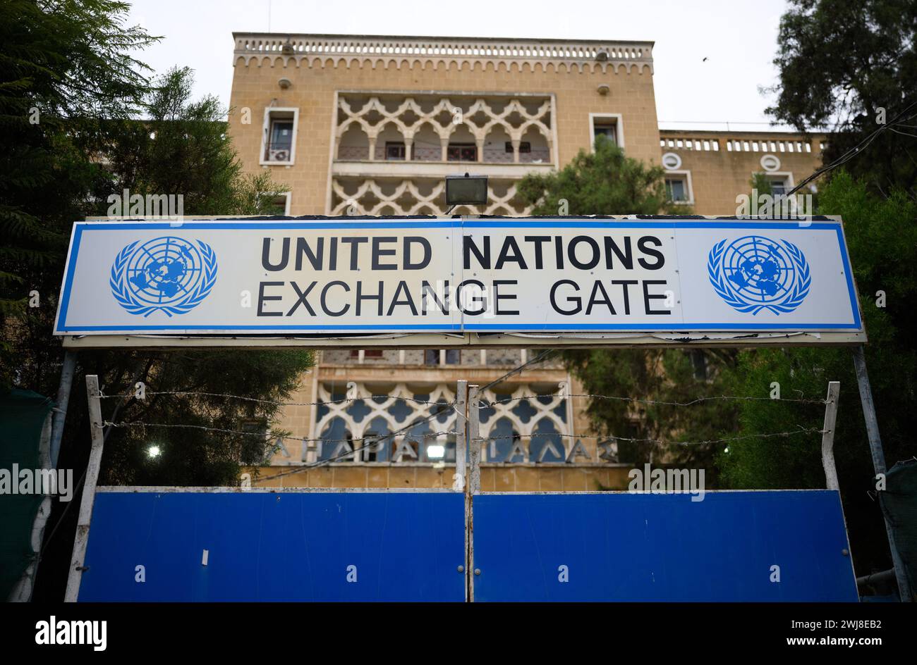 Nikosia, Chypre. 12 février 2024. Une porte des Nations Unies (ONU) à l'intérieur de la soi-disant «ligne verte» à Nicosie. La «ligne verte» est la zone tampon démilitarisée entre Chypre-Nord occupée par la Turquie et la République de Chypre, qui est surveillée par les Nations Unies (ONU). Crédit : Bernd von Jutrczenka/dpa/Alamy Live News Banque D'Images