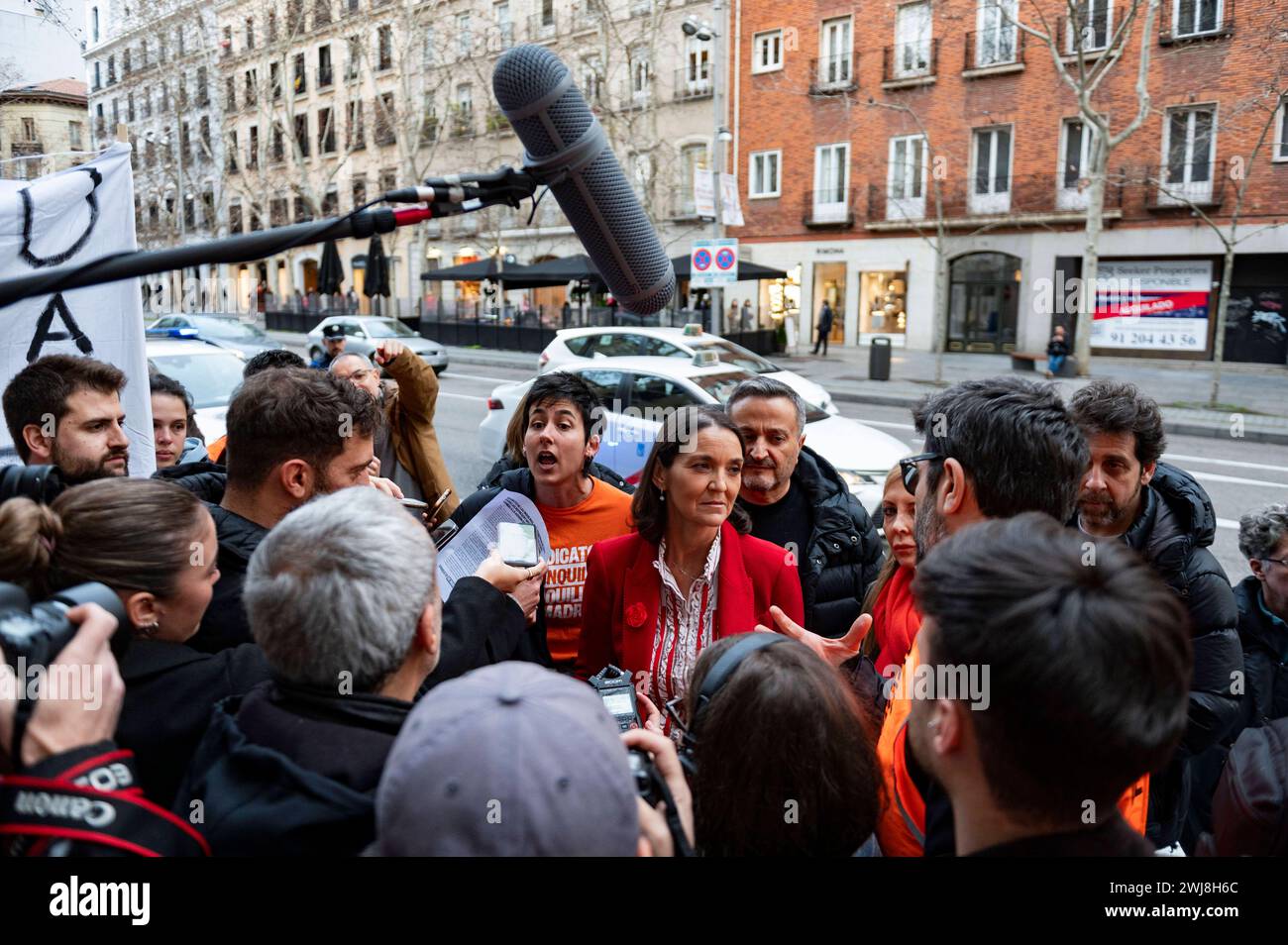 Manifestation contre la société immobilière Elix à Madrid Maria Reyes Maroto Illera, conseillère municipale de Madrid du parti PSOE, vu participer à une manifestation devant le siège de la société immobilière Elix contre la politique d'expulsion adoptée par la société qui spécule sur la création de nouveaux appartements touristiques à Madrid Madrid Siège Elix Madrid Espagne Copyright : xAlbertoxGardinx AGardin 20240213 Politics madrid elix démonstration 015 Banque D'Images