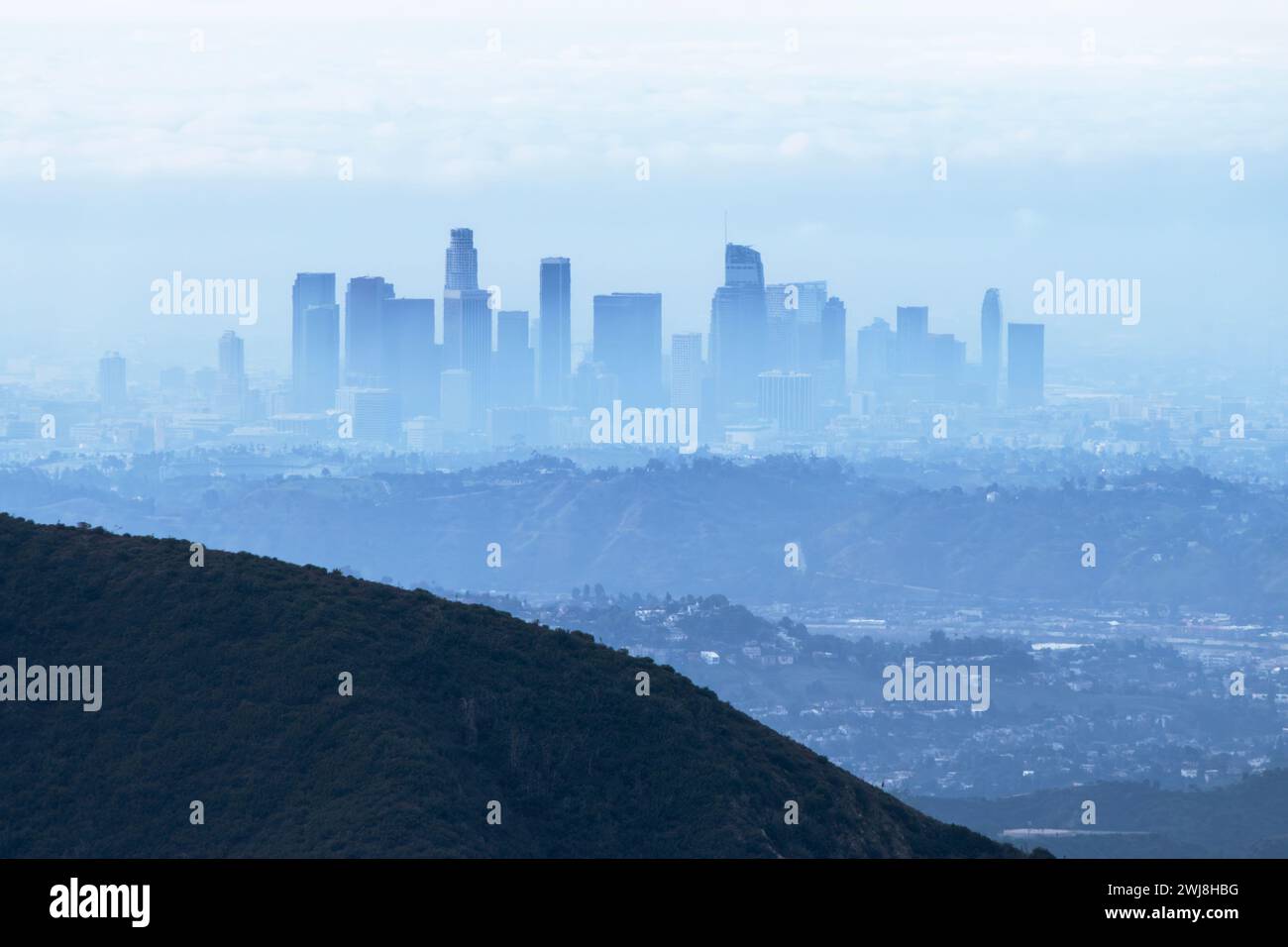 Brume orageuse et brouillard obscurcissant les tours du centre-ville de Los Angeles. Photo prise sur le Mont Joséphine dans la forêt nationale d'Angeles. Banque D'Images