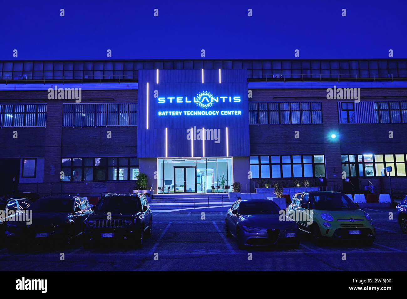 Turin, Italie - février 2024 : le logo Stellantis à l'entrée de l'usine Mirafiori à Turin. Banque D'Images