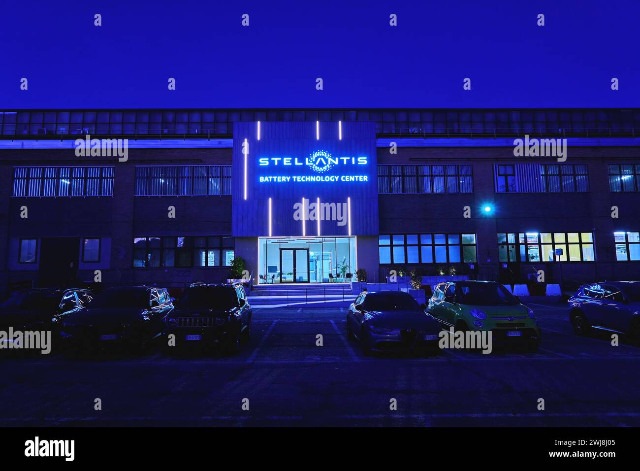 Turin, Italie - février 2024 : le logo Stellantis à l'entrée de l'usine Mirafiori à Turin. Banque D'Images