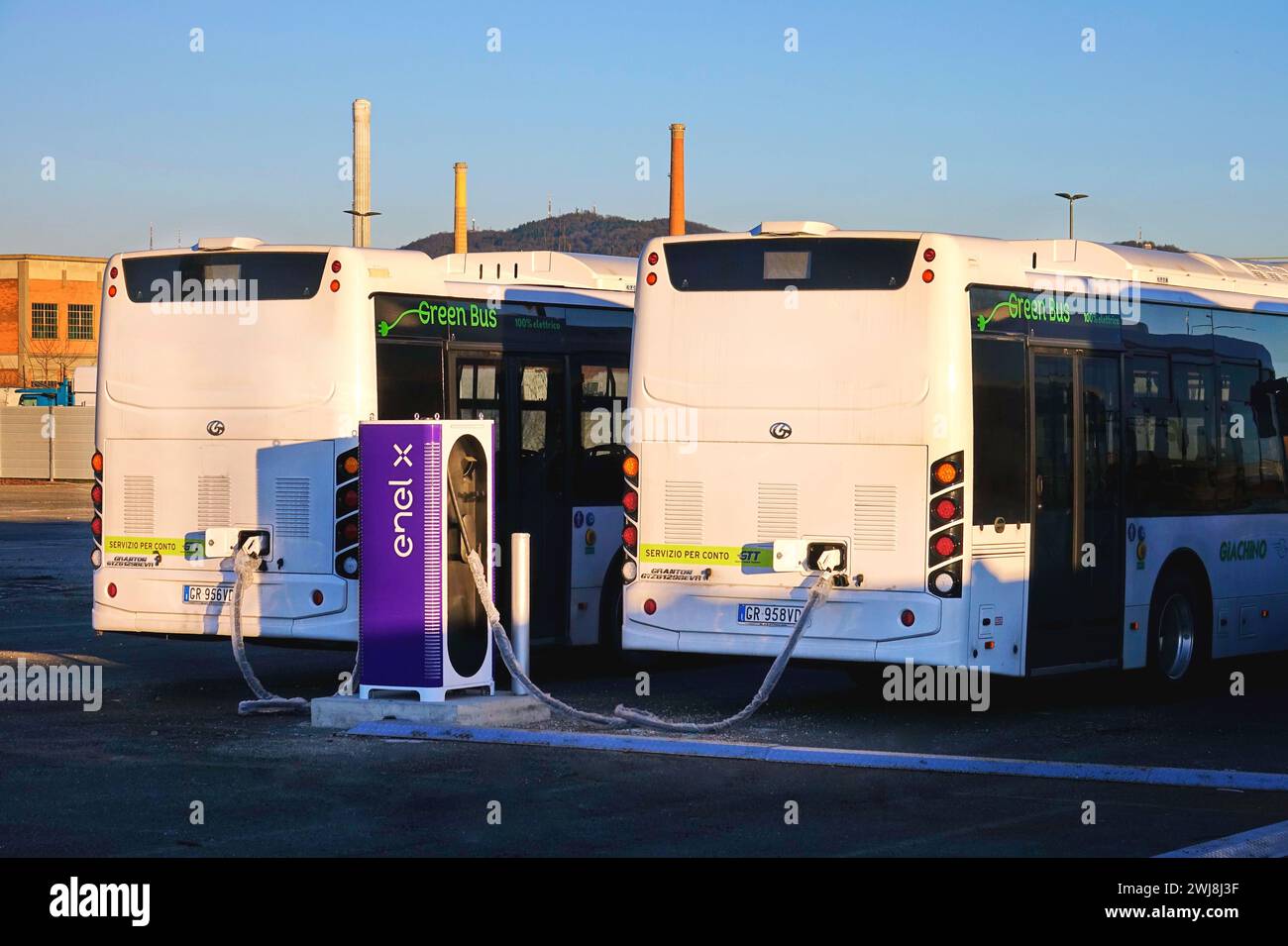 Turin, Italie - février 2024 : le bus électrique est en cours de ravitaillement à la station de recharge des véhicules électriques. Banque D'Images