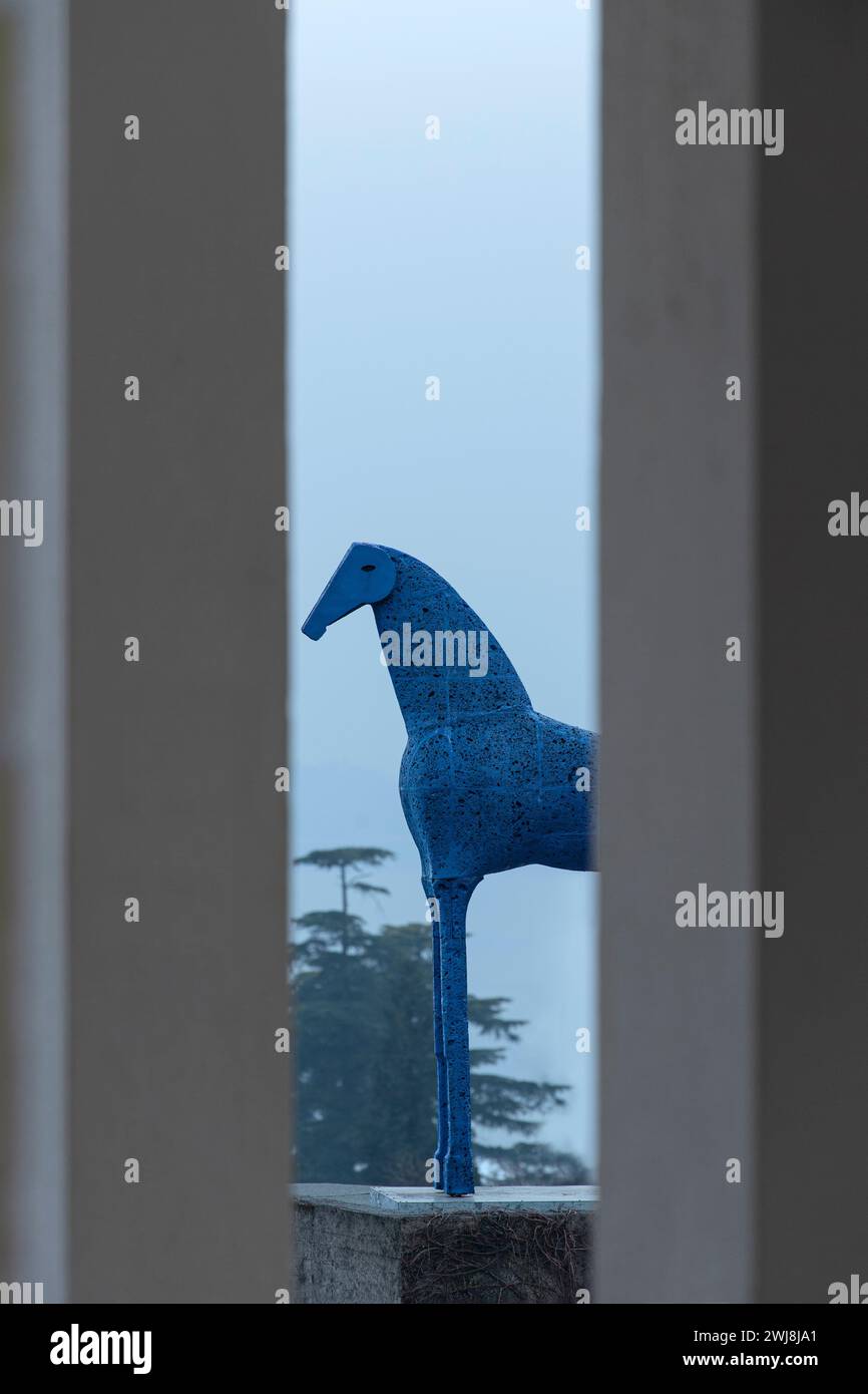 Grande sculpture de cheval bleu en fibre de verre de Mimmo Paladino située dans le parc historique Vittoriale Banque D'Images