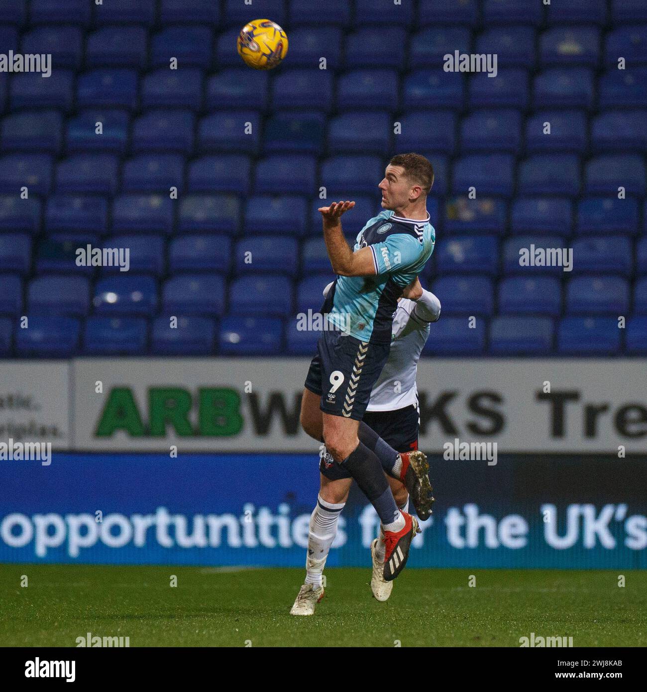 Sam Vokes #9 de Wycombe Wanderers est en tête du ballon lors du match de Sky Bet League 1 entre Bolton Wanderers et Wycombe Wanderers au Toughsheet Stadium, Bolton, mardi 13 février 2024. (Photo : Mike Morese | mi News) crédit : MI News & Sport /Alamy Live News Banque D'Images