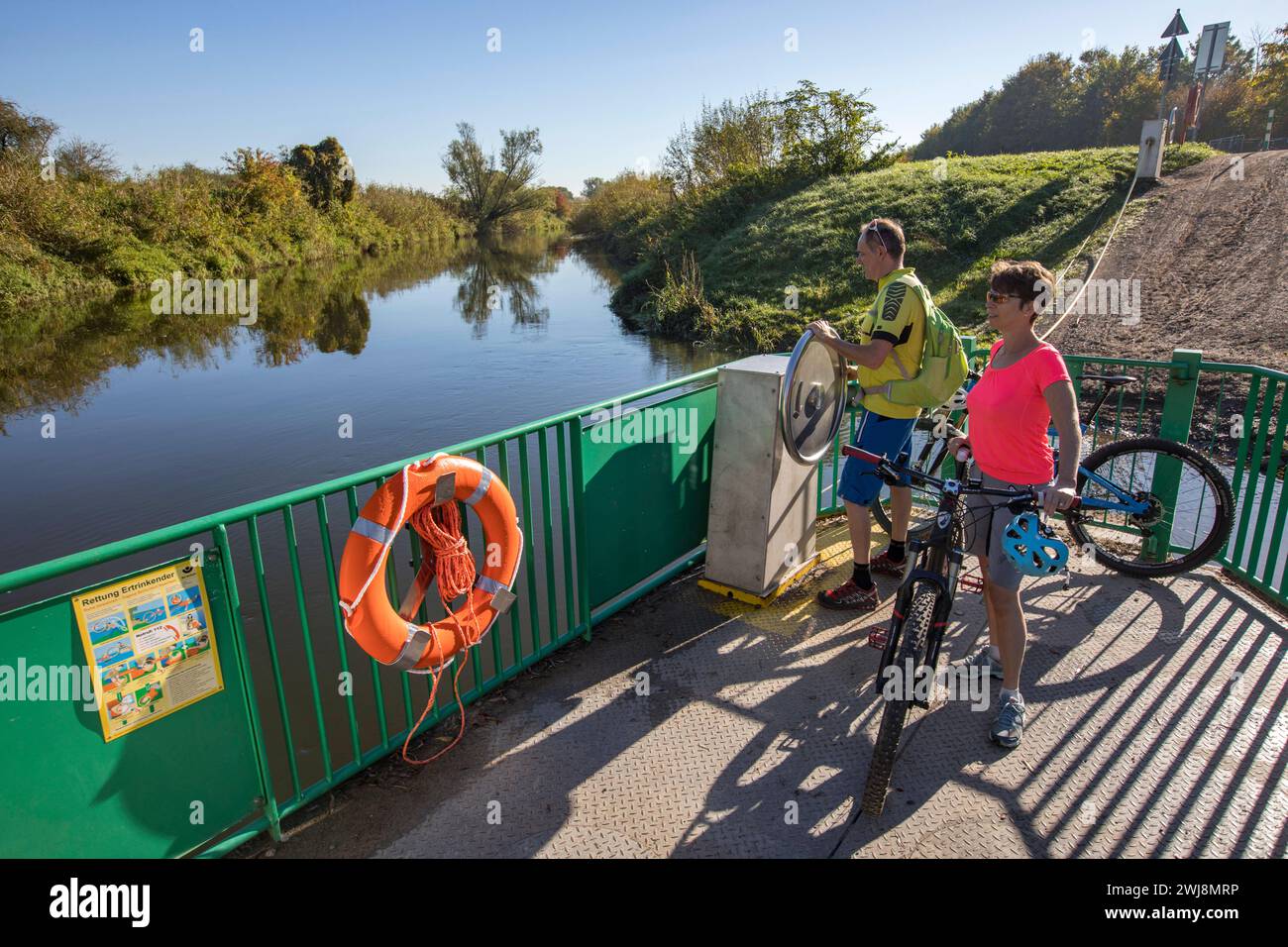 Radfahrer, Radtour, Handbetriebene Fähre über die Lippe BEI Halten am See, Am Radwanderweg Römer-Lippe-route, NRW, Naturpark Hohe Mark Westmünsterland, Lippe Fähre Maifisch *** cycliste, tour à vélo, ferry manuel à travers la Lippe près de Halten am See, sur la piste cyclable Römer Lippe route, NRW, Parc naturel Hohe Mark Westmünsterland, Lippe ferry Maifisch Banque D'Images