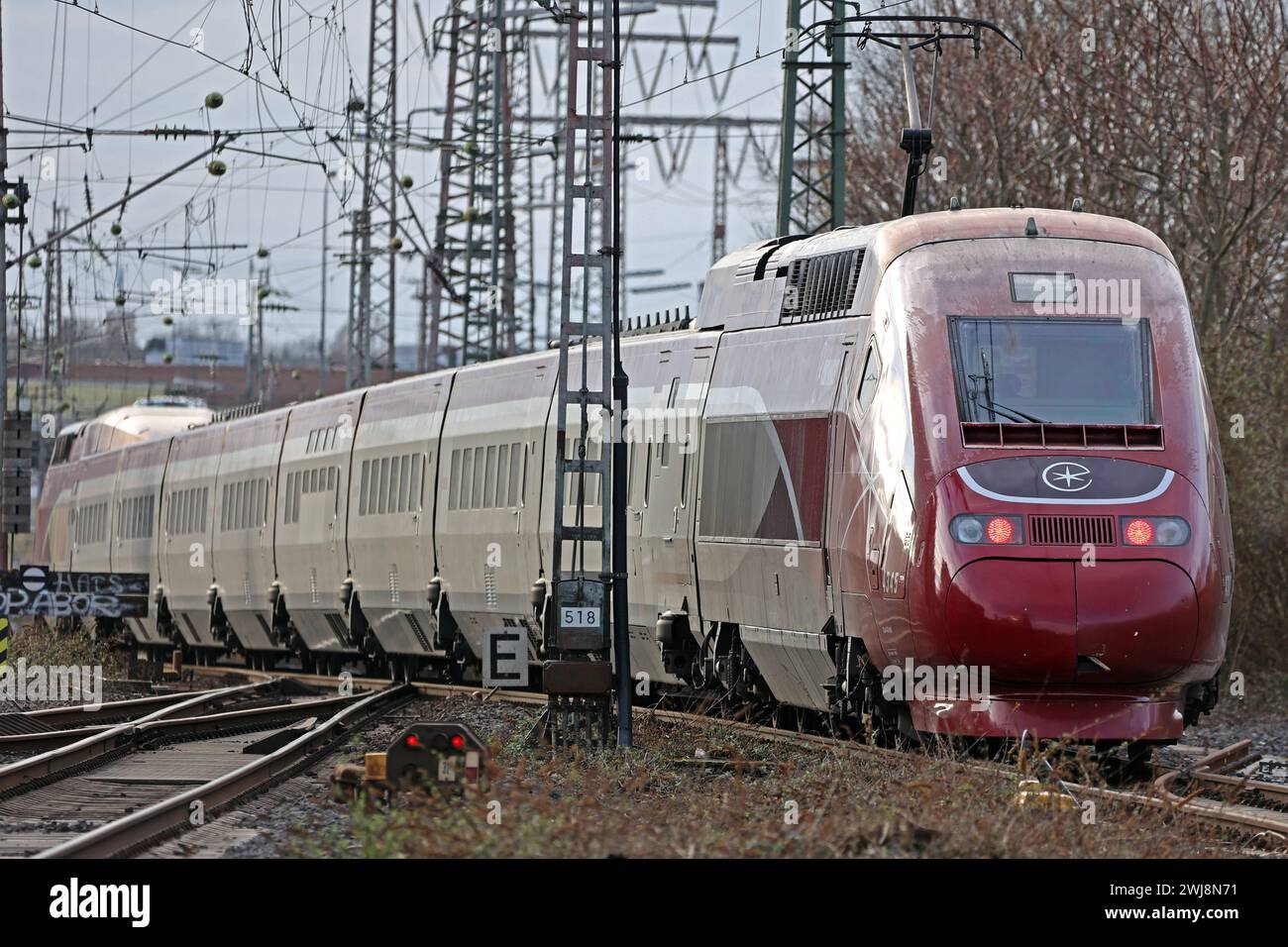 Hochgeschwindigkeitszüge in Europa Der Europäische Hochgeschwindigkeitszug Eurostar vormals Thalys - verlässt Essen in Fahrtrichtung Paris Nord. Essen Nordrhein-Westfalen Deutschland Hauptbahnhof *** trains à grande vitesse en Europe le train européen Eurostar, anciennement Thalys, part d'Essen en direction de Paris Nord Essen Rhénanie du Nord-Westphalie Allemagne Gare centrale Banque D'Images