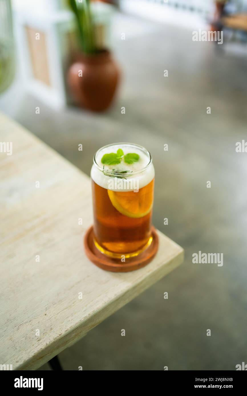 Thé frais au citron froid sur une table dans un café élégant. Banque D'Images