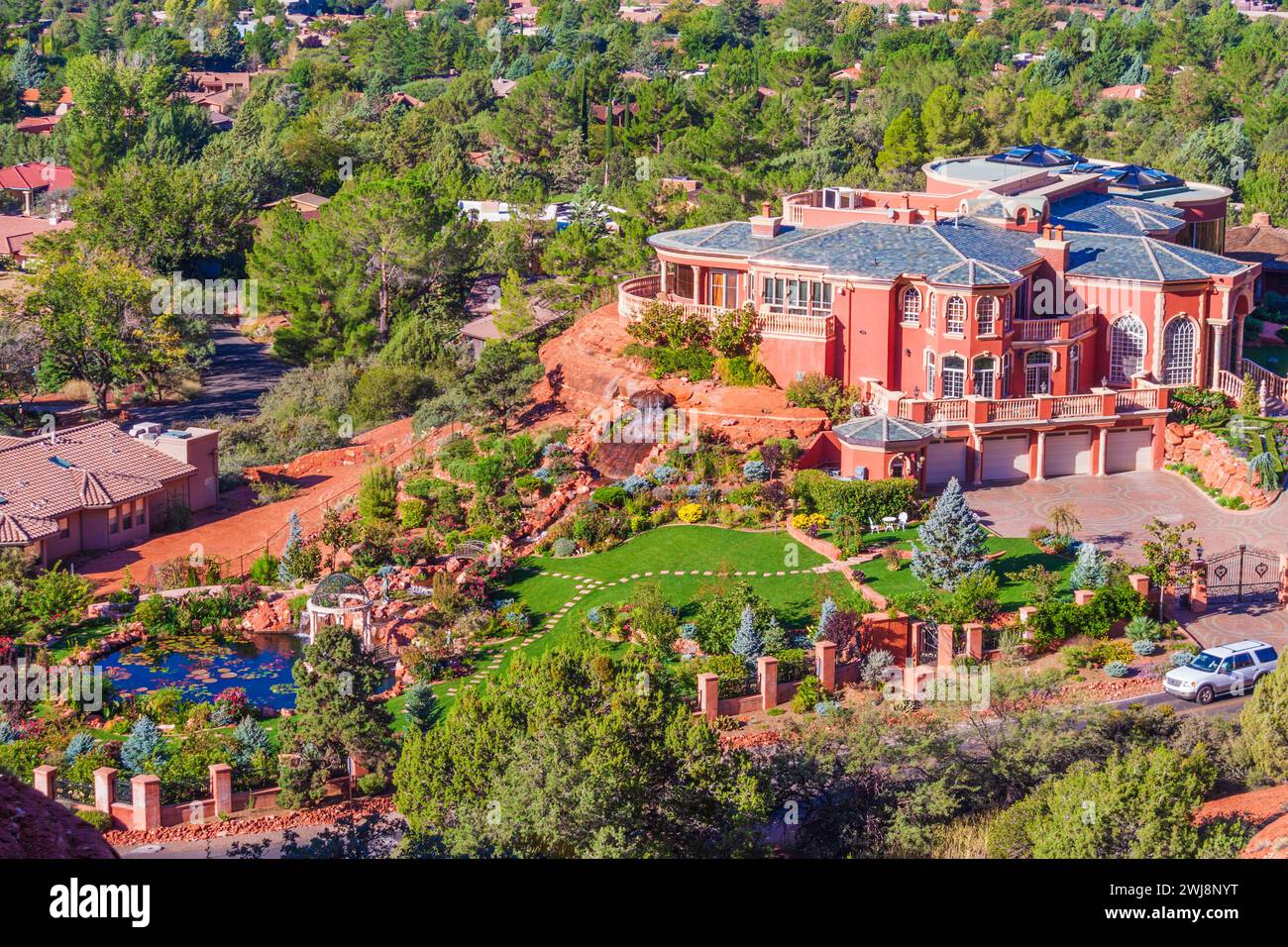 Énorme manoir de luxe à Sedona, Arizona, vue de la chapelle de la Sainte Croix. Banque D'Images