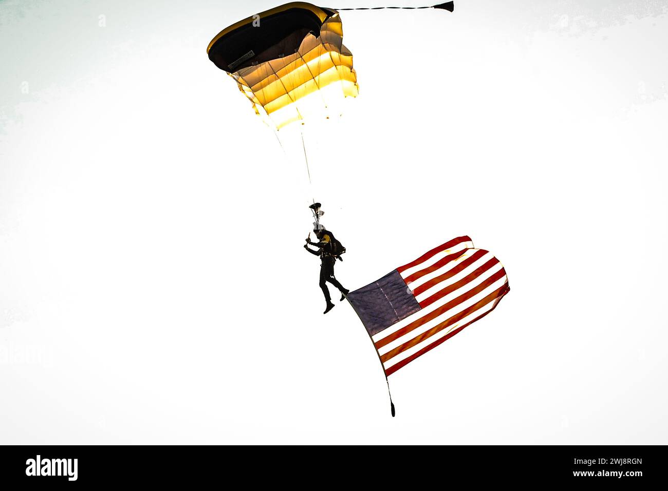 Les soldats de l'armée américaine avec l'équipe de parachute des Golden Knights de l'armée américaine mènent une démonstration de parachute dans un match de football à Kinnelon High School, Kinnelon, New Jersey, le 14 septembre 2023. (Photo de la Garde nationale de l'armée américaine par le SPC Seth Cohen) Banque D'Images Les soldats de l'armée américaine avec l'équipe de parachute des Golden Knights de l'armée américaine mènent une démonstration de parachute dans un match de football à Kinnelon High School, Kinnelon, New Jersey, le 14 septembre 2023. (Photo de la Garde nationale de l'armée américaine par le SPC Seth Cohen) Banque D'Images