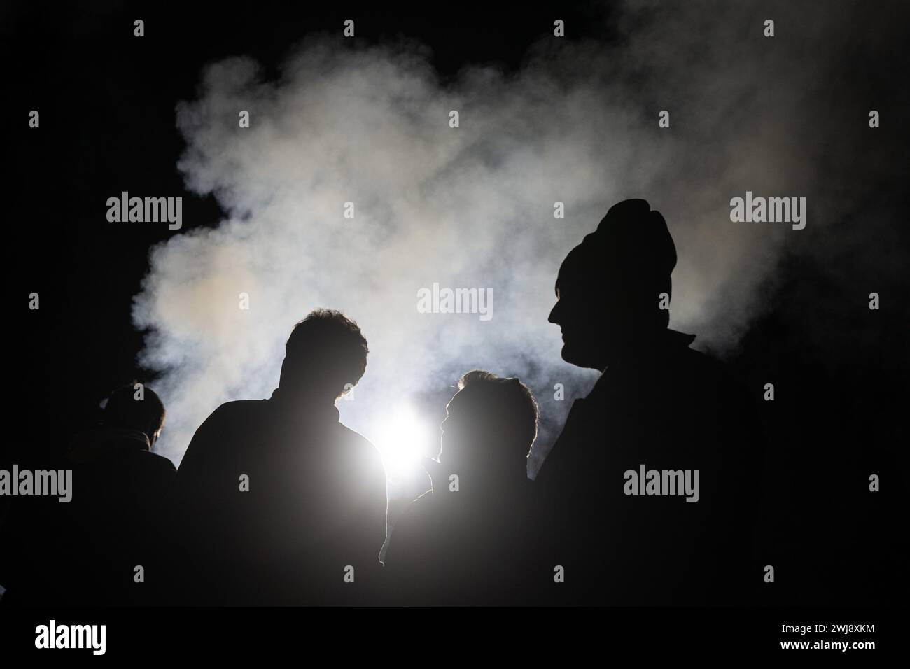 Pontos, Gérone, Espagne. 13 février 2024. Des centaines d'agriculteurs catalans bloquent l'AP-7 et la N-2 près de la frontière avec la France. Pendant le blocus, ils ont abattu des pins et fait des feux de joie pour bloquer la route dans les deux sens. Ils prévoient de passer la nuit. Les agriculteurs espagnols continuent d'être en guerre contre leur gouvernement et contre l'Union européenne. L'organisation des manifestations était le Unión de Pagesos, une traduction de paysan dans la langue locale catalane. Selon ce groupe, ''concurrence déloyale'' des produits de territoires extérieurs qui ''ne répondent pas aux normes européennes''. Depuis le b Banque D'Images