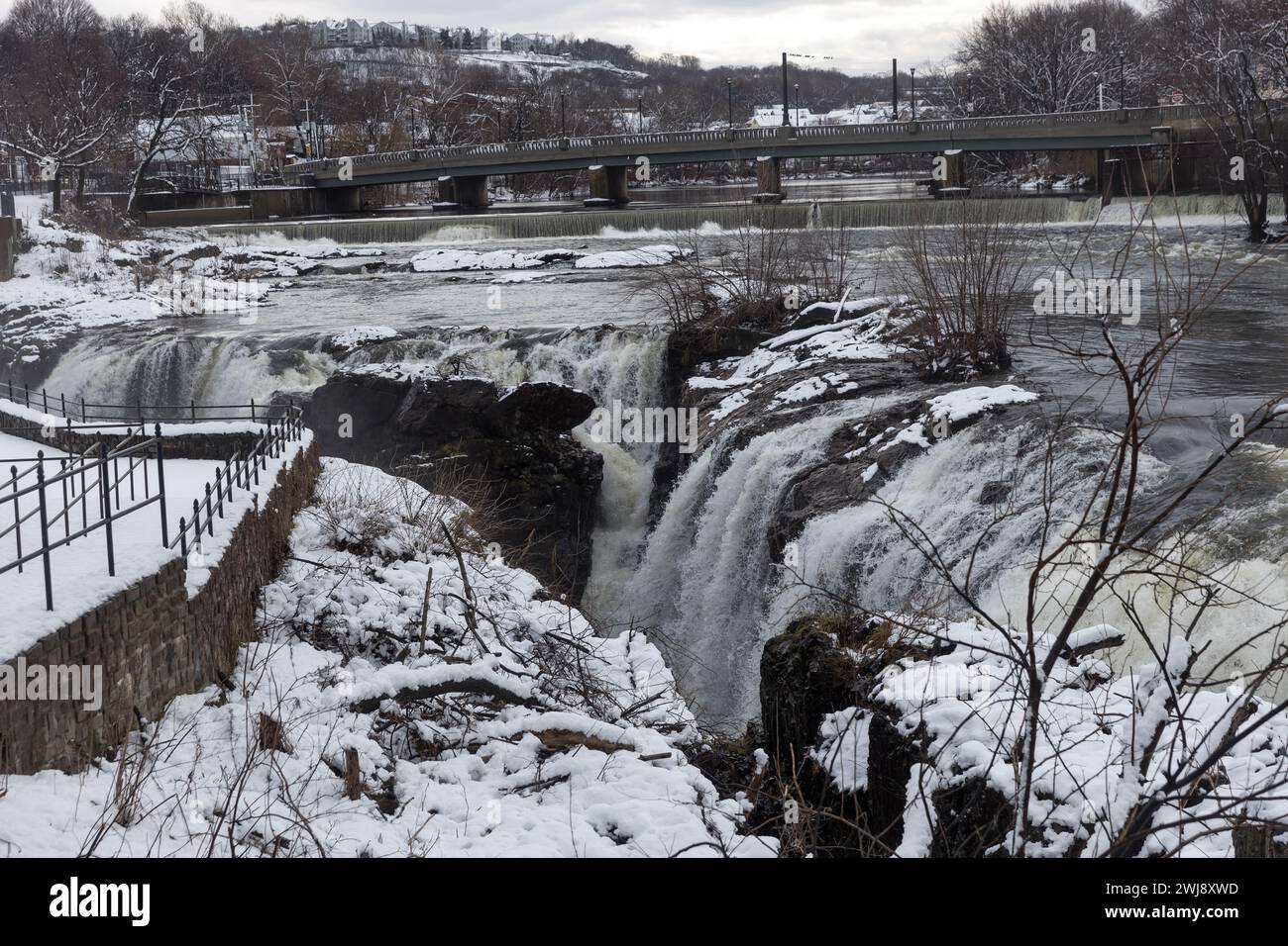 Neige au parc historique national de Paterson Great Falls dans le New Jersey, États-Unis, le 13 février 2023. Le National Weather Center a déclaré un avertissement de tempête hivernale pour le New Jersey et New York. Crédit : Brazil photo Press/Alamy Live News Banque D'Images