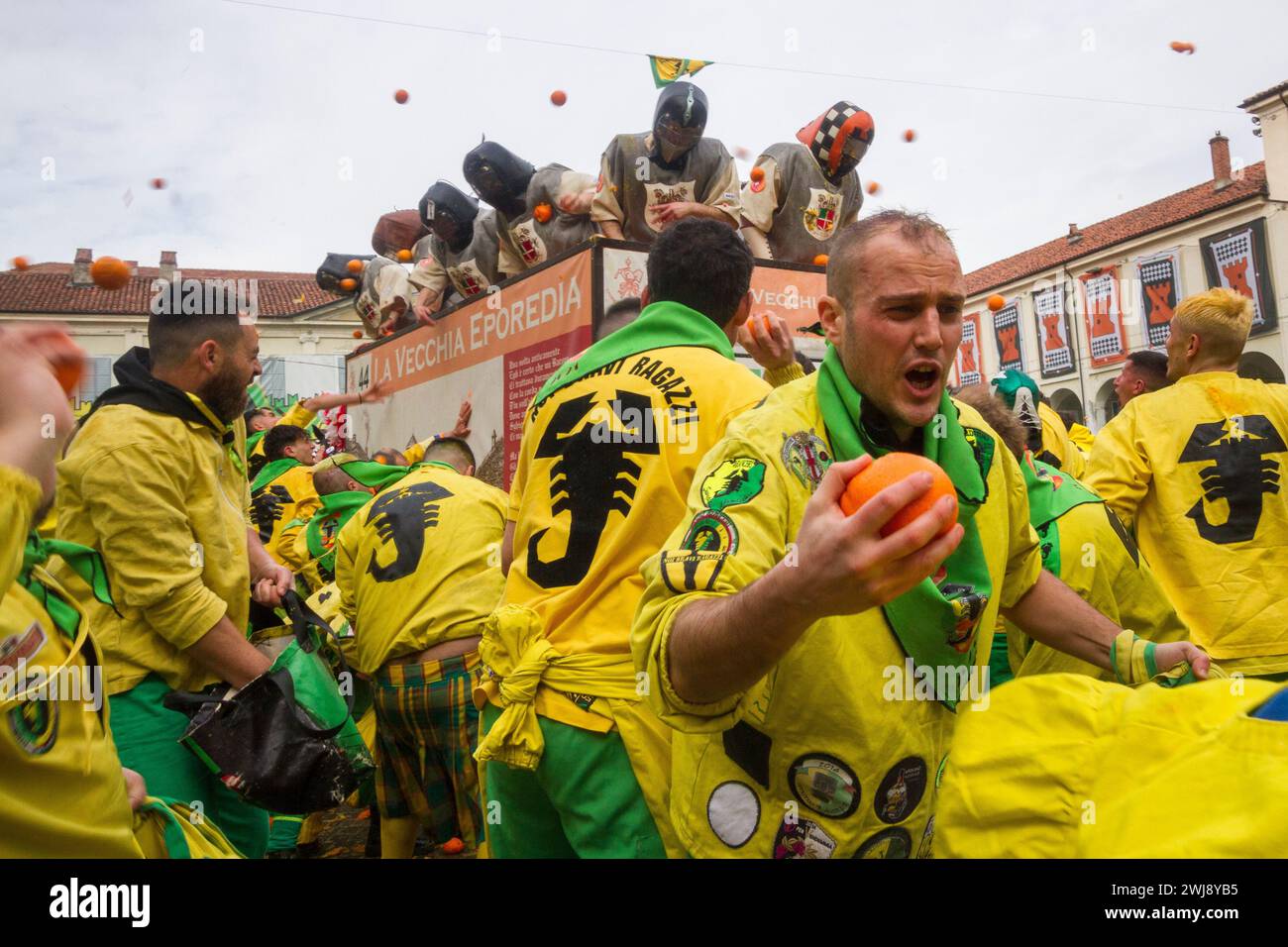 Ivrea, Italie. 12 février 2024. Lanceurs d'oranges combattant lors de la 'bataille des oranges' au Carnaval historique d'Ivrea crédit : Marco Destefanis/Alamy Live News Banque D'Images