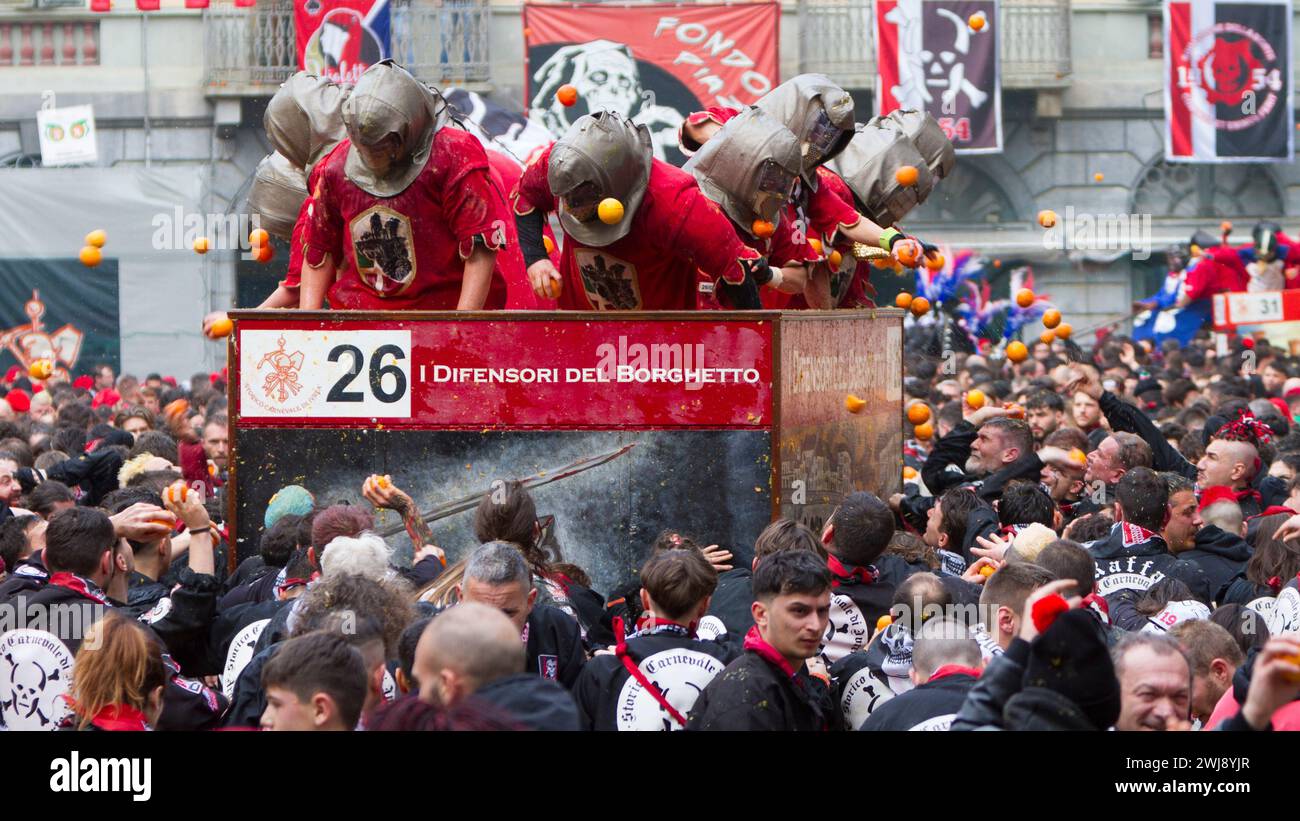 Ivrea, Italie. 12 février 2024. Lanceurs d'oranges combattant lors de la 'bataille des oranges' au Carnaval historique d'Ivrea crédit : Marco Destefanis/Alamy Live News Banque D'Images