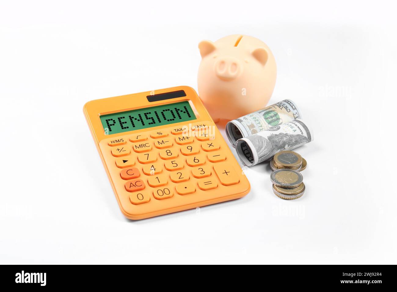 Calculatrice avec le mot pension, argent et tirelire sur fond blanc Banque D'Images