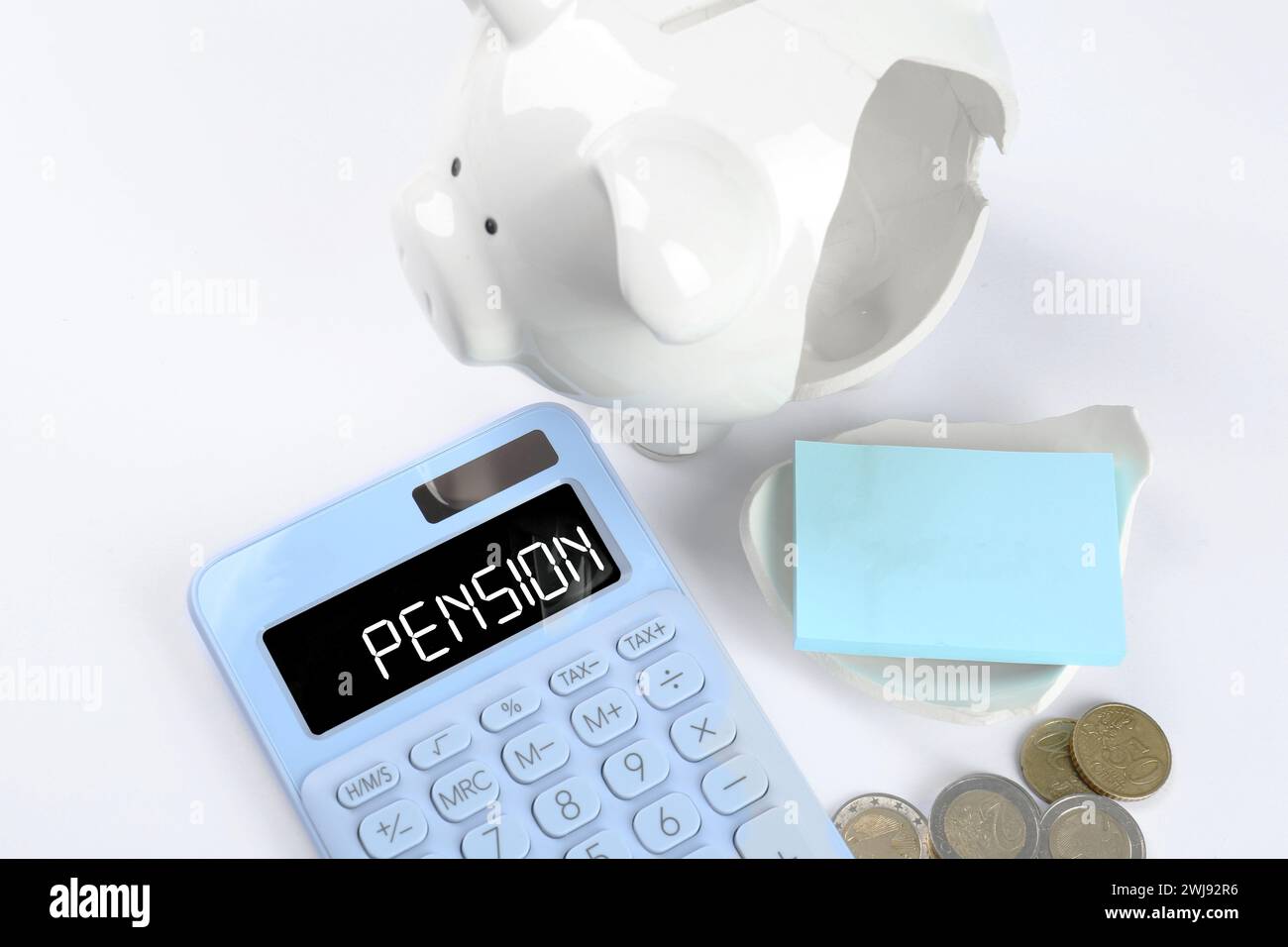 Calculatrice avec le mot pension, pièces de monnaie, tirelire cassée et notes adhésives sur fond blanc, vue au-dessus Banque D'Images