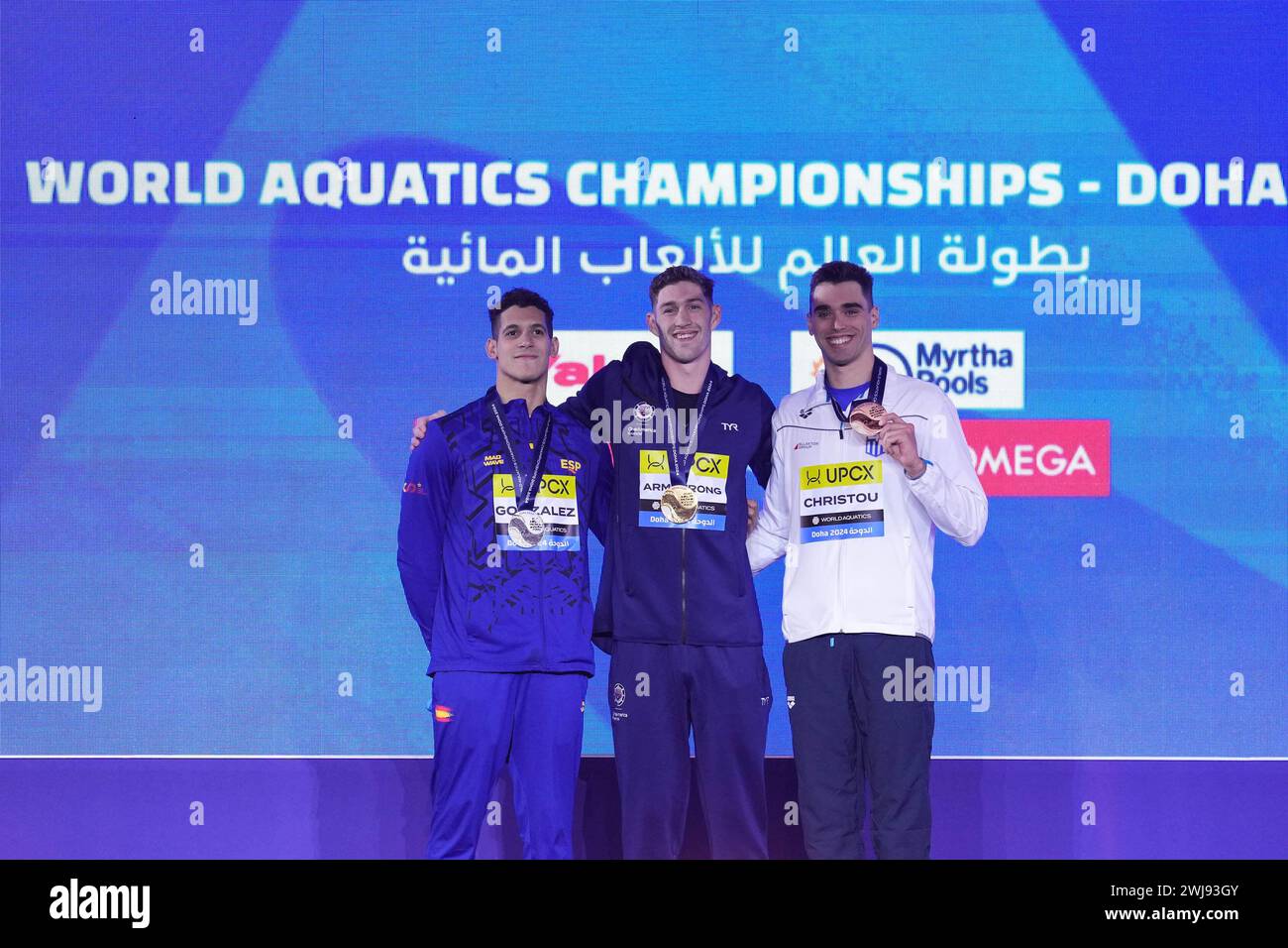 Doha, Qatar. 13 février 2024. Le médaillé d'or Hunter Armstrong (C) des États-Unis, le médaillé d'argent Hugo Gonzalez (l) d'Espagne et le médaillé de bronze Apostolos Christou de Grèce posent lors de la cérémonie de remise du 100 m dos masculin de natation aux Championnats du monde de natation 2024 à Doha, Qatar, le 13 février 2024. Crédit : du Yu/Xinhua/Alamy Live News Banque D'Images