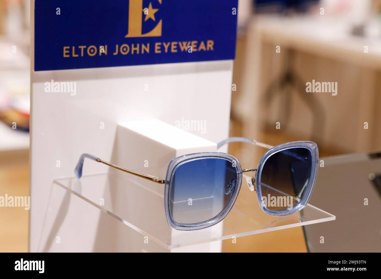 New York, États-Unis. 13 février 2024. Les vêtements de la marque Elton John Eyewear et d'autres marchandises sont en vente près de l'entrée de la collection d'articles aux enchères Sir Elton John Goodbye Peachtree Road chez Christie's à New York le mardi 13 février 2024. Photo de John Angelillo/UPI crédit : UPI/Alamy Live News Banque D'Images