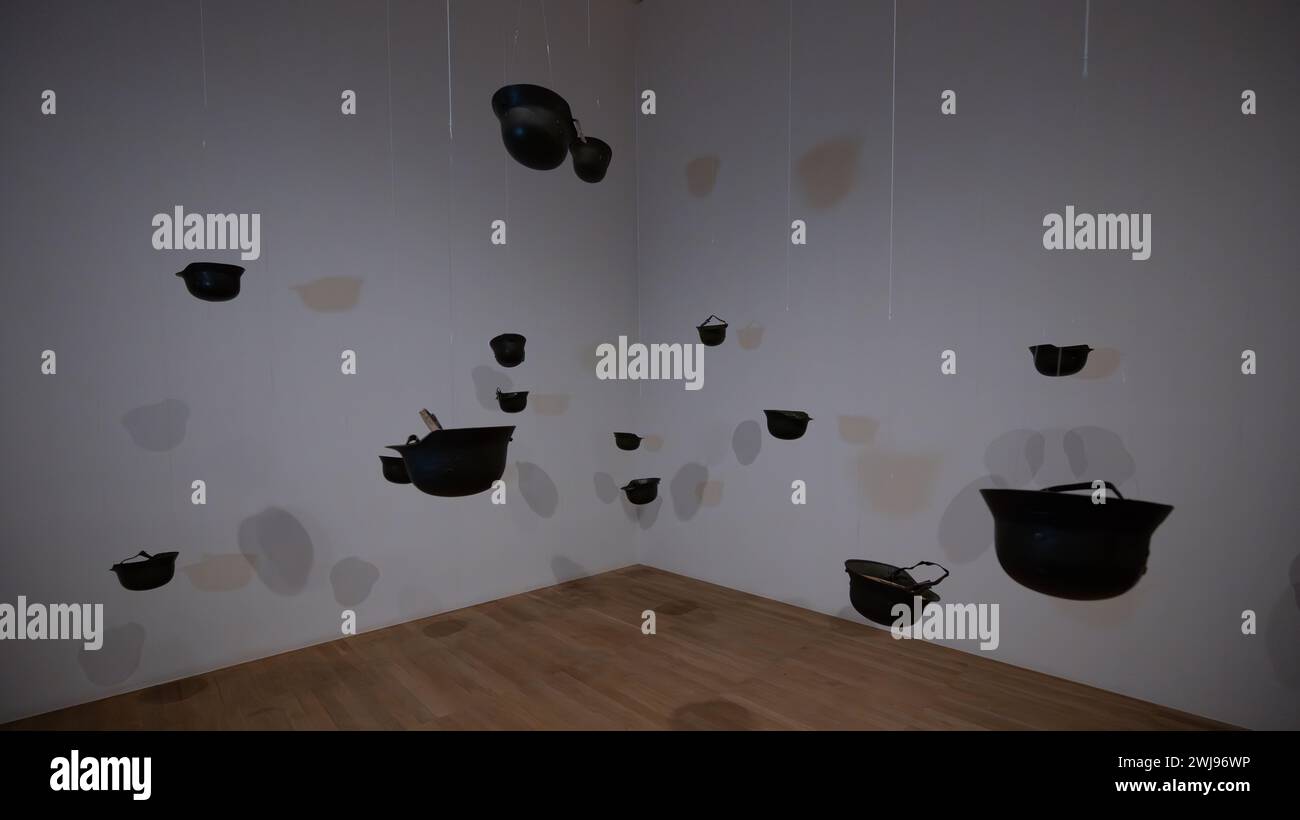 Londres, Royaume-Uni, 13 février 2024, Music of the Mind est la plus grande exposition célébrant le travail influent de Yoko Ono. L’exposition à la Tate Modern ouvre ses portes le 15 février et dure jusqu’au 1er septembre 2024. Il y a plus de 200 œuvres, qui comprennent des pièces d'enseignement et des partitions, des installations, des films, de la musique et de la photographie. Yoko Ono est un artiste aux multiples facettes qui couvre les arts visuels, la performance et la musique. Né à Tokyo, Japon, en 1933., Andrew Lalchan Photography/Alamy Live News Banque D'Images