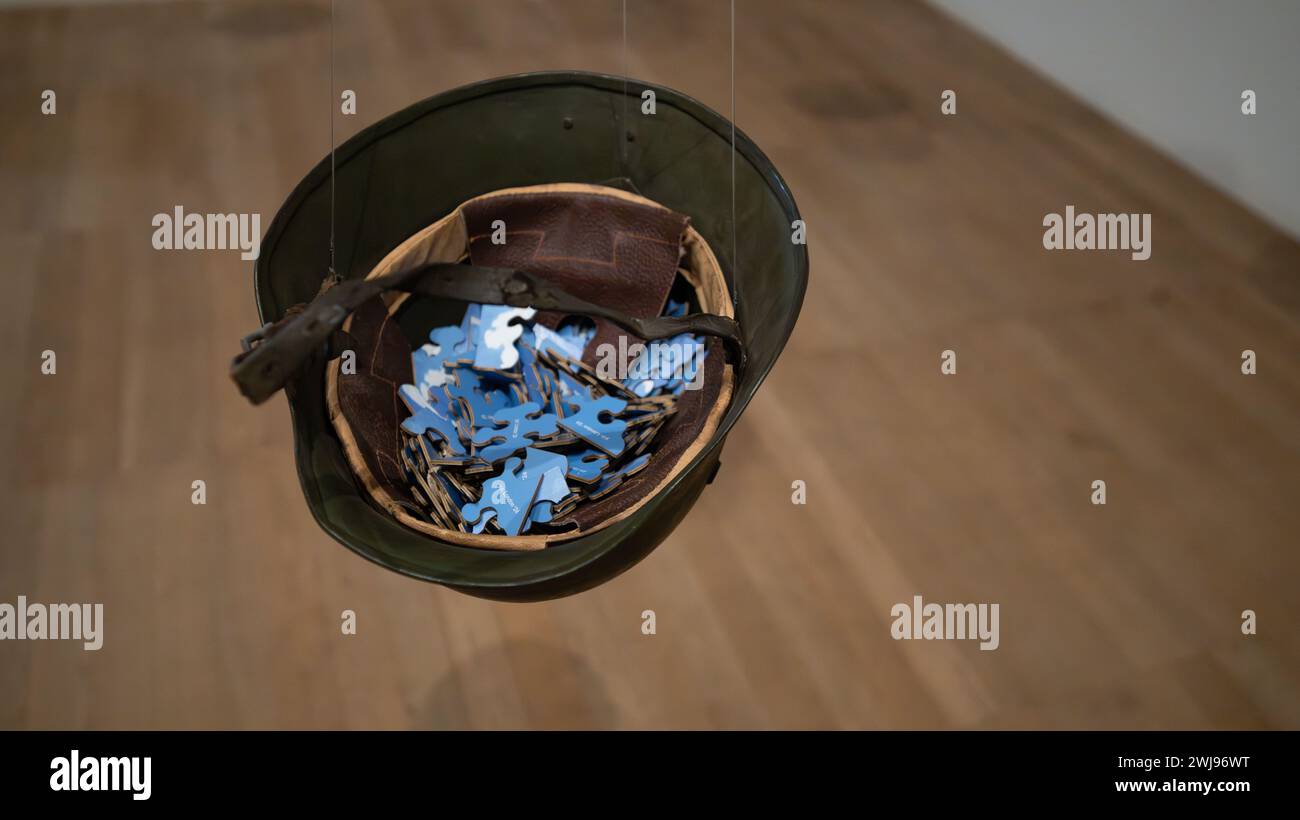 Londres, Royaume-Uni, 13 février 2024, Music of the Mind est la plus grande exposition célébrant le travail influent de Yoko Ono. L’exposition à la Tate Modern ouvre ses portes le 15 février et dure jusqu’au 1er septembre 2024. Il y a plus de 200 œuvres, qui comprennent des pièces d'enseignement et des partitions, des installations, des films, de la musique et de la photographie. Yoko Ono est un artiste aux multiples facettes qui couvre les arts visuels, la performance et la musique. Né à Tokyo, Japon, en 1933., Andrew Lalchan Photography/Alamy Live News Banque D'Images